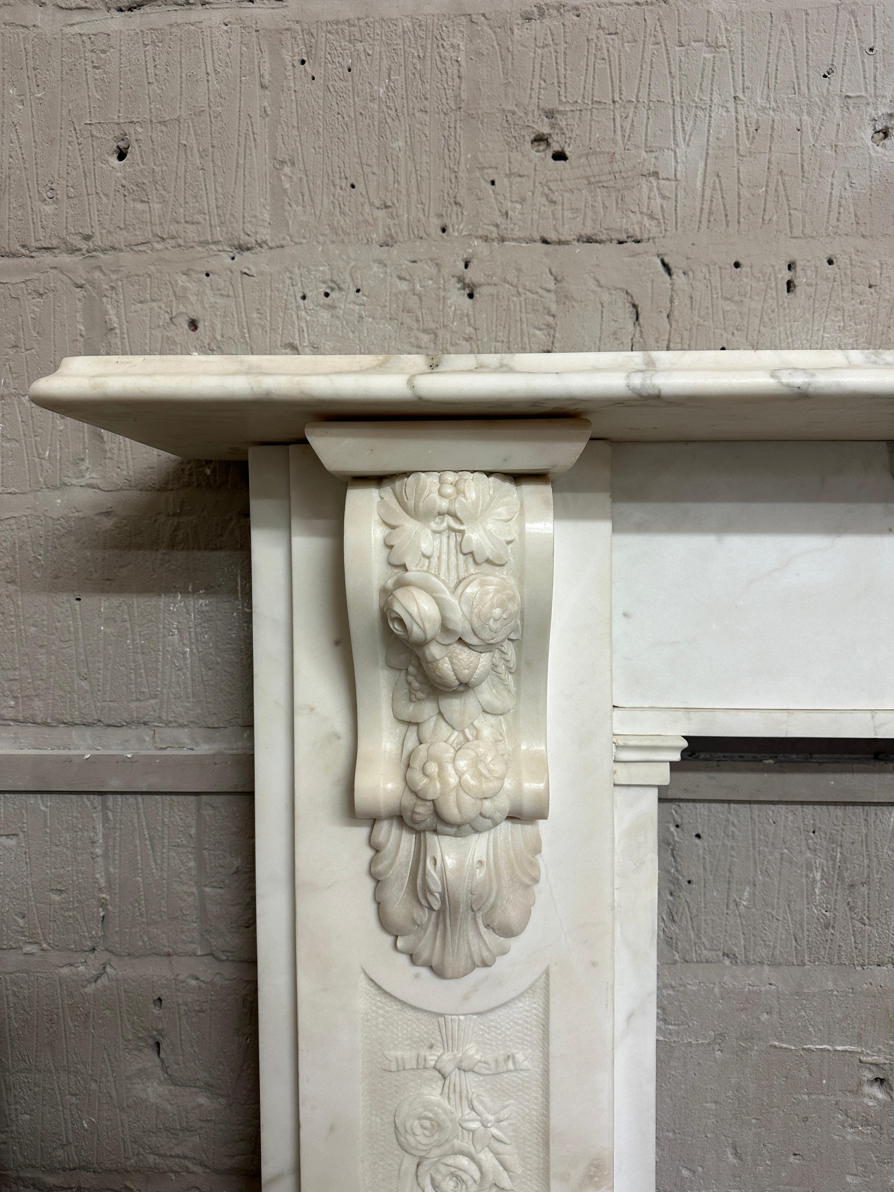Milieu du XIXe siècle Grande cheminée victorienne anglaise sculptée en marbre blanc statuaire en vente