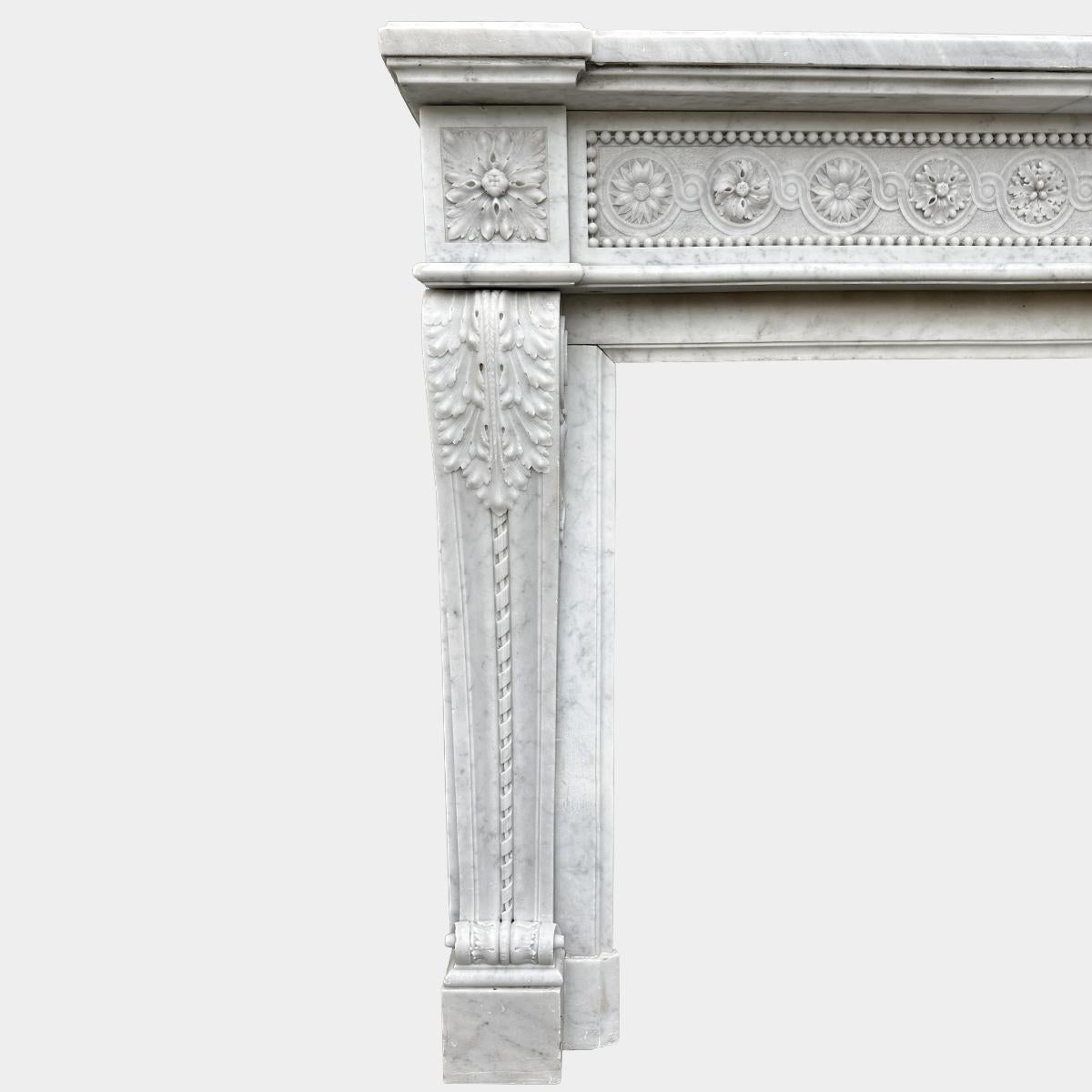 Louis XVI Grande cheminée française ancienne en marbre de Carrare en vente
