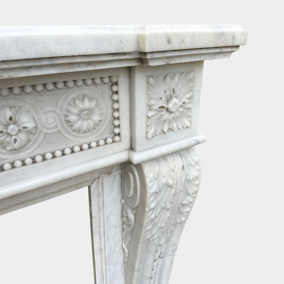 Sculpté à la main Grande cheminée française ancienne en marbre de Carrare en vente