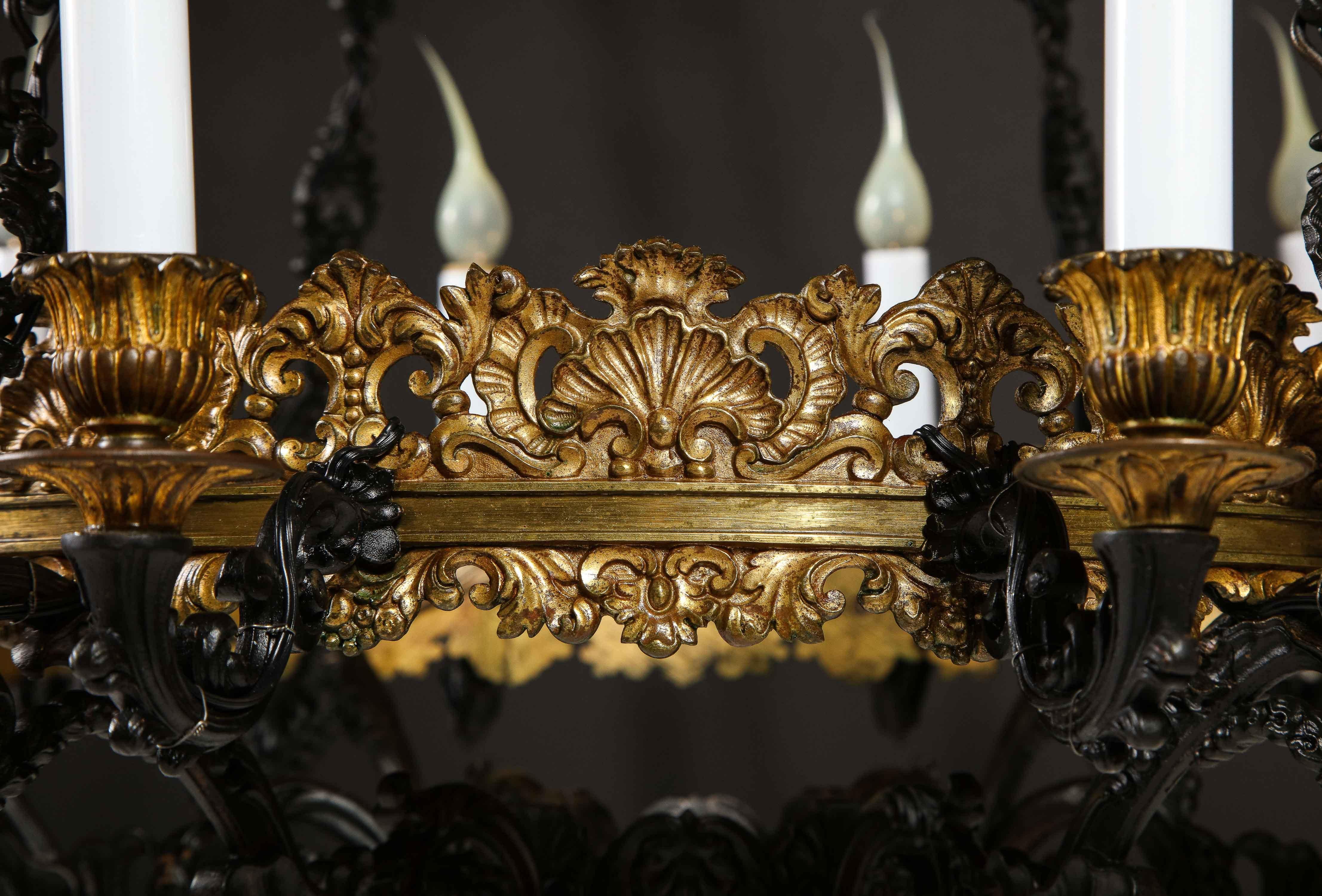 Großer antiker französischer Empire-Kronleuchter aus vergoldeter Bronze und patinierter Bronze im Angebot 5