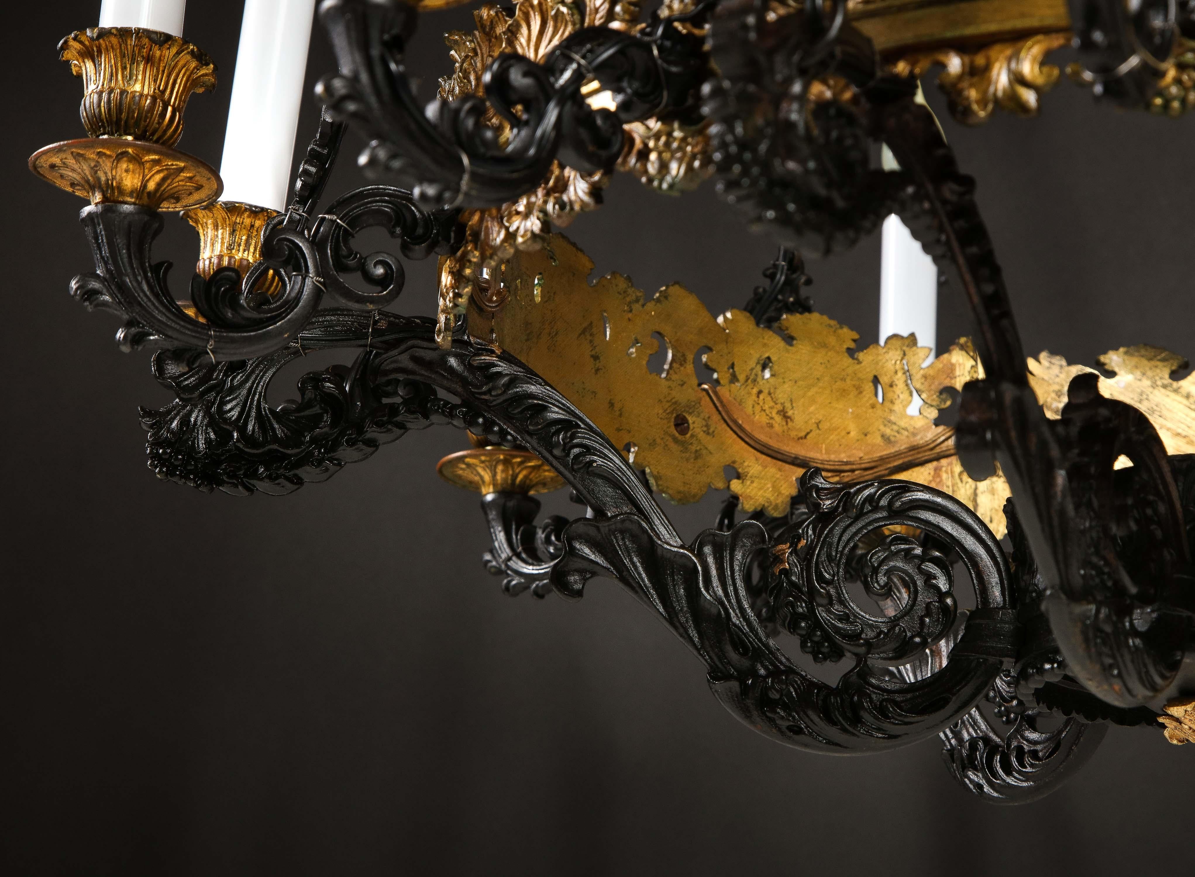 Großer antiker französischer Empire-Kronleuchter aus vergoldeter Bronze und patinierter Bronze im Angebot 8
