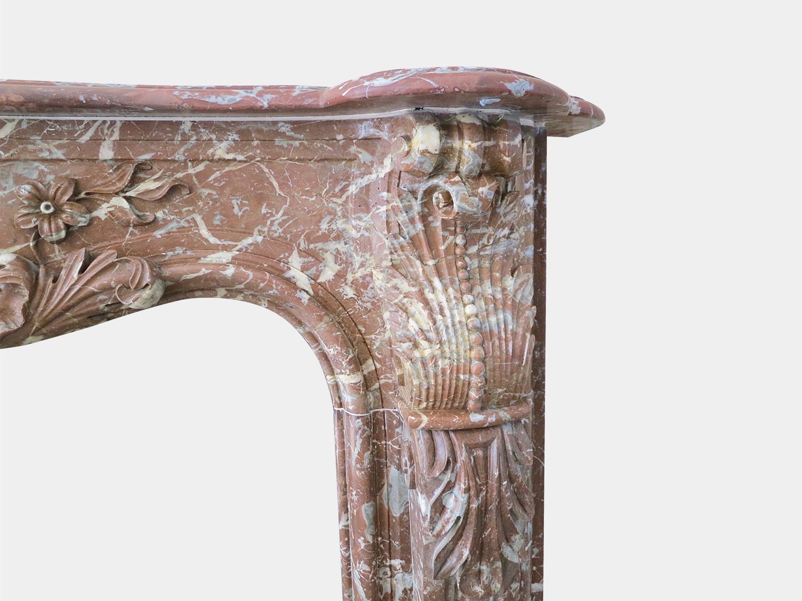 Français Grande cheminée ancienne française Louis XV Rouge Royal en marbre en vente