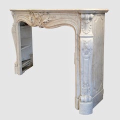 Grande cheminée ancienne française en marbre italien de style Louis XV