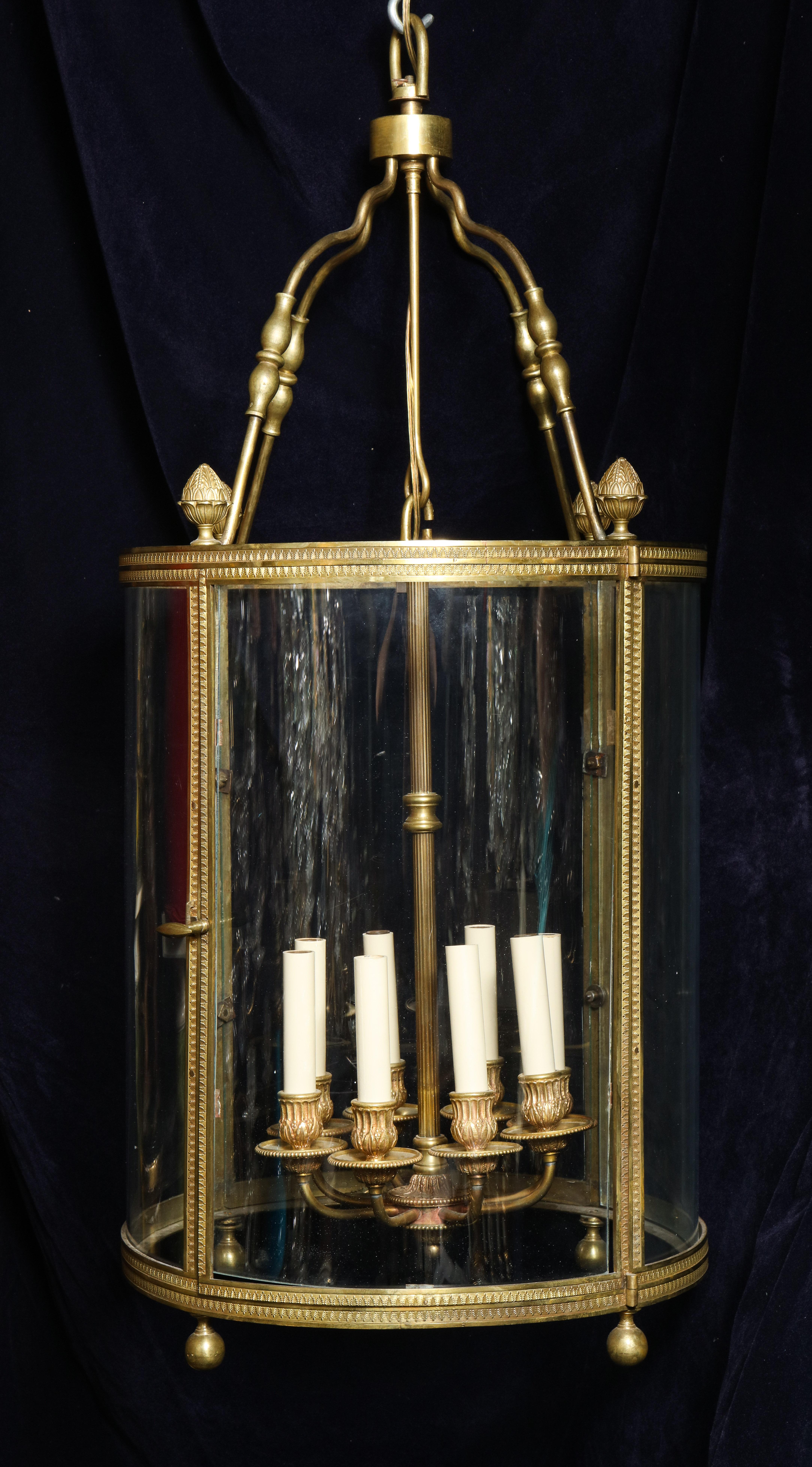 Une grande et exquise lanterne circulaire de style Louis XVI, en bronze doré et verre, de superbe qualité et détails, avec huit bras intérieurs en bronze doré.