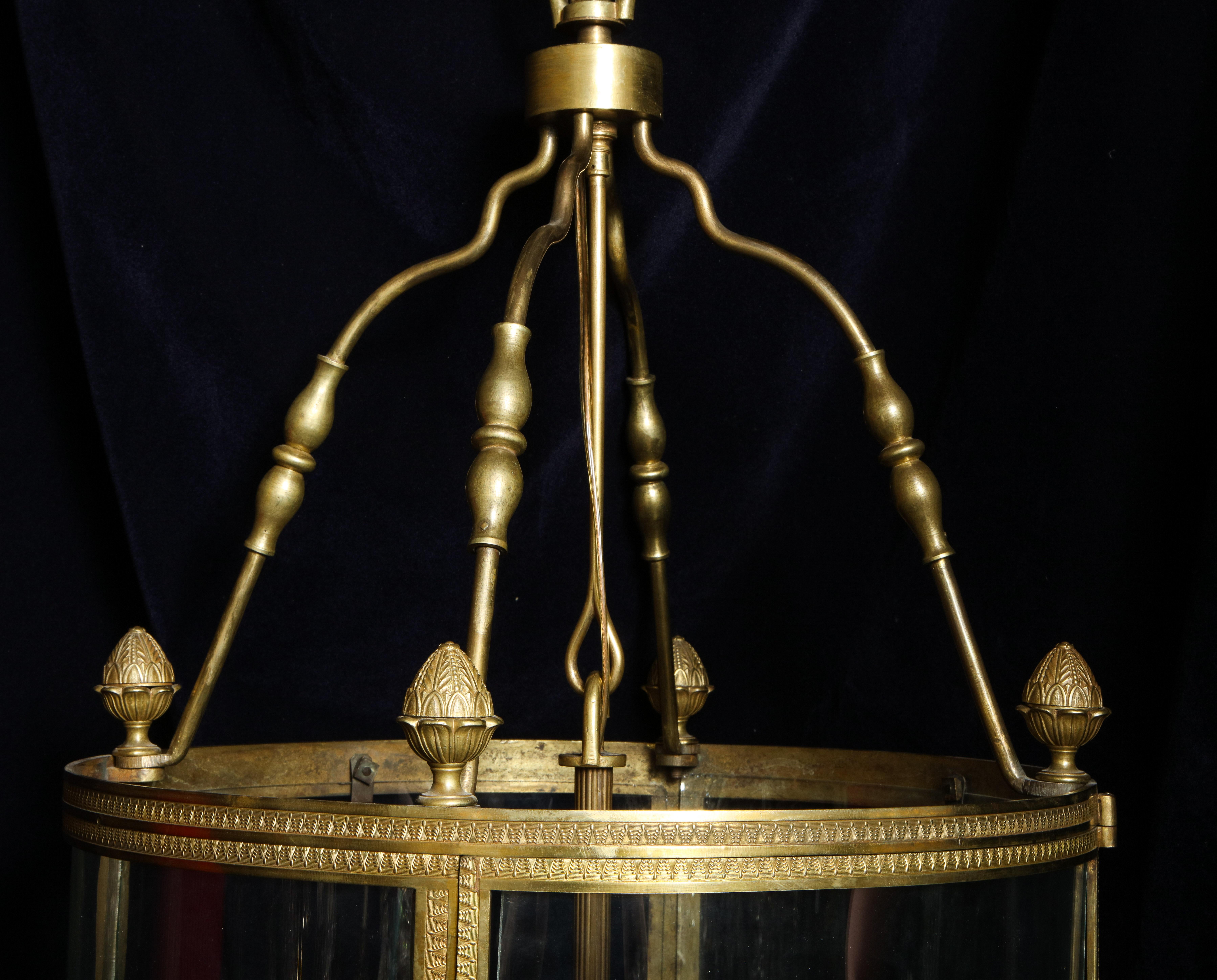Européen Grande lanterne française ancienne à plusieurs lumières en bronze doré et verre en vente