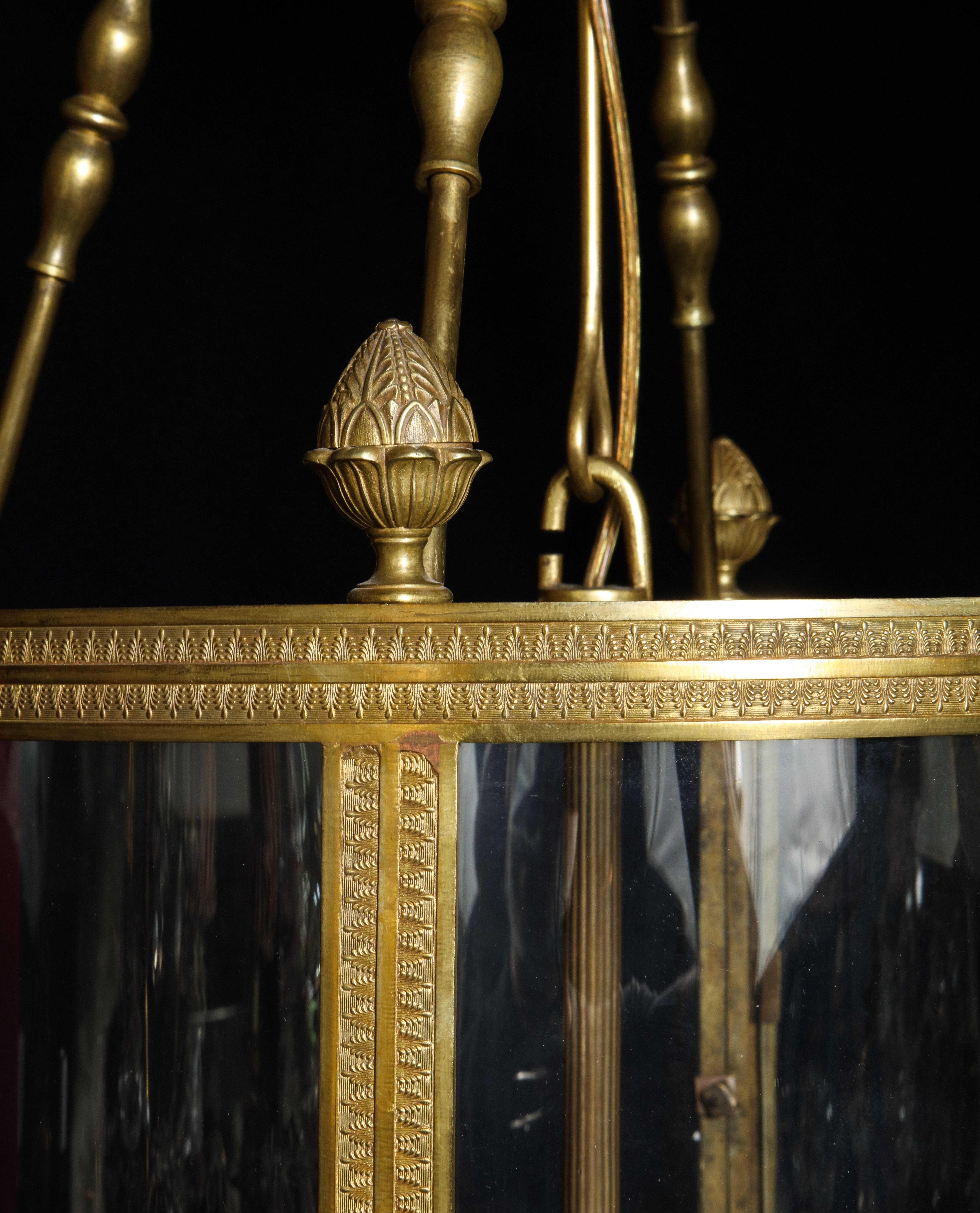 Doré Grande lanterne française ancienne à plusieurs lumières en bronze doré et verre en vente