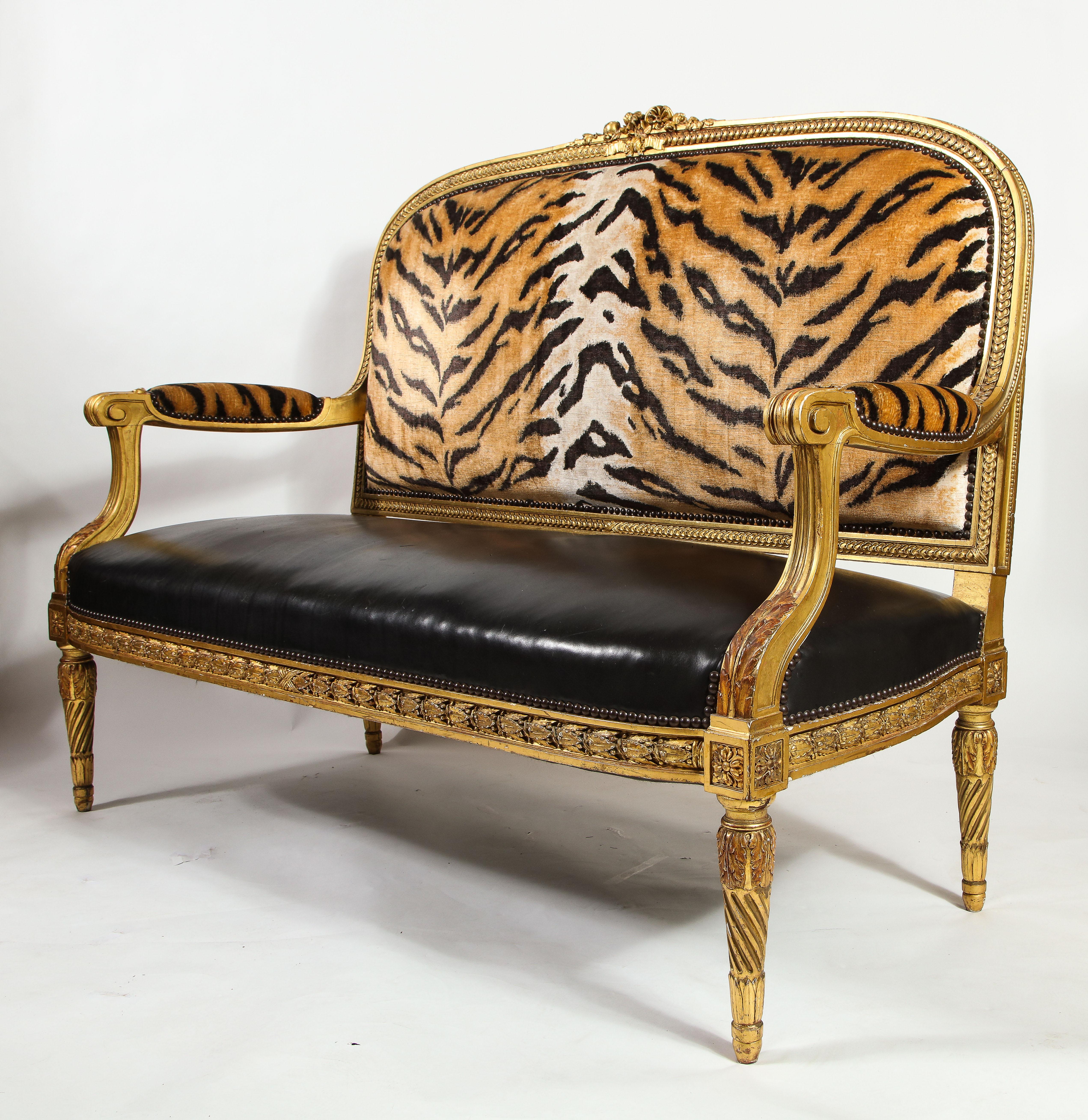Eine große Antique French Louis XVI Stil Hand geschnitzt Giltwood Sofa (Louis XVI.) im Angebot