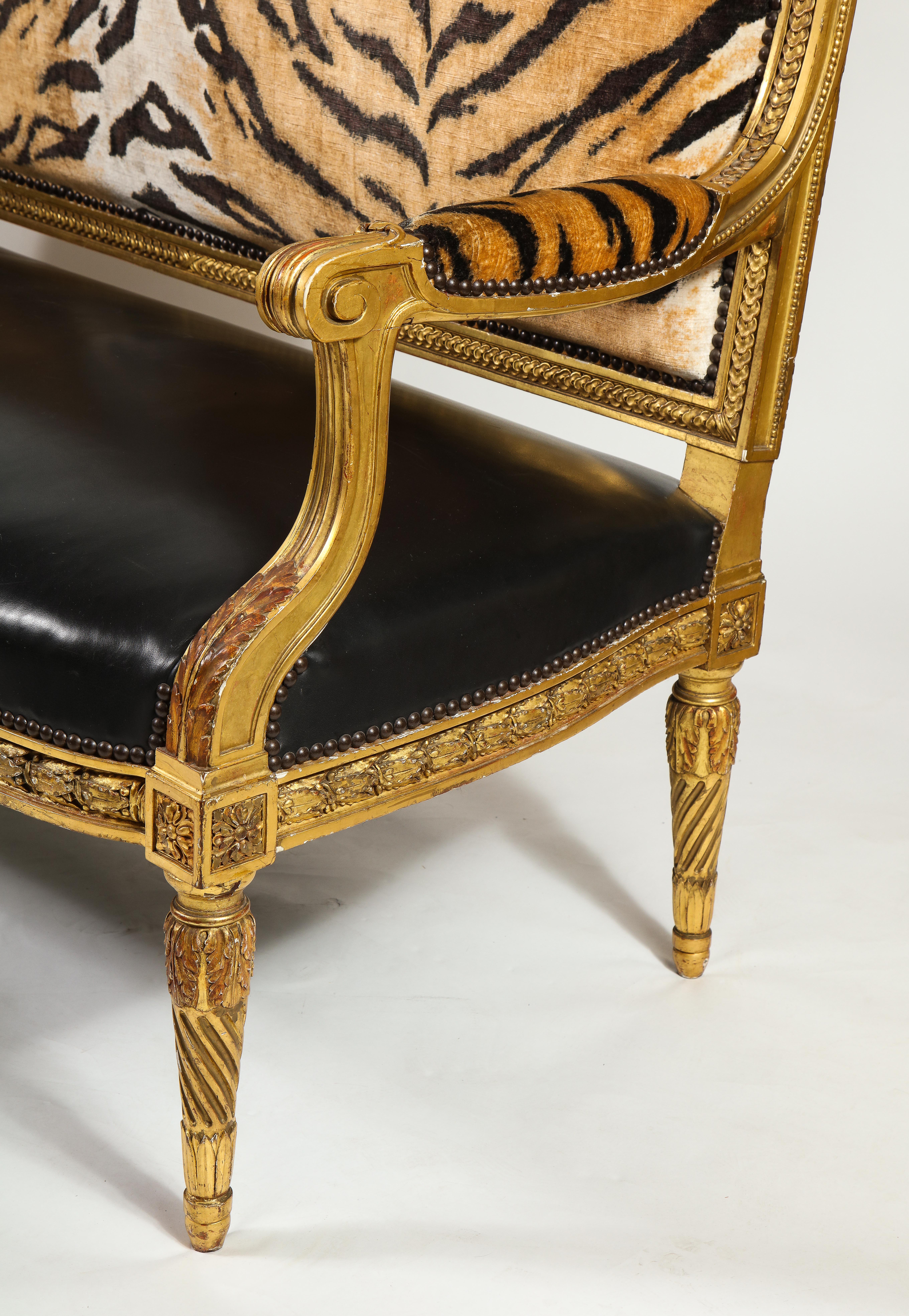Eine große Antique French Louis XVI Stil Hand geschnitzt Giltwood Sofa im Zustand „Gut“ im Angebot in New York, NY