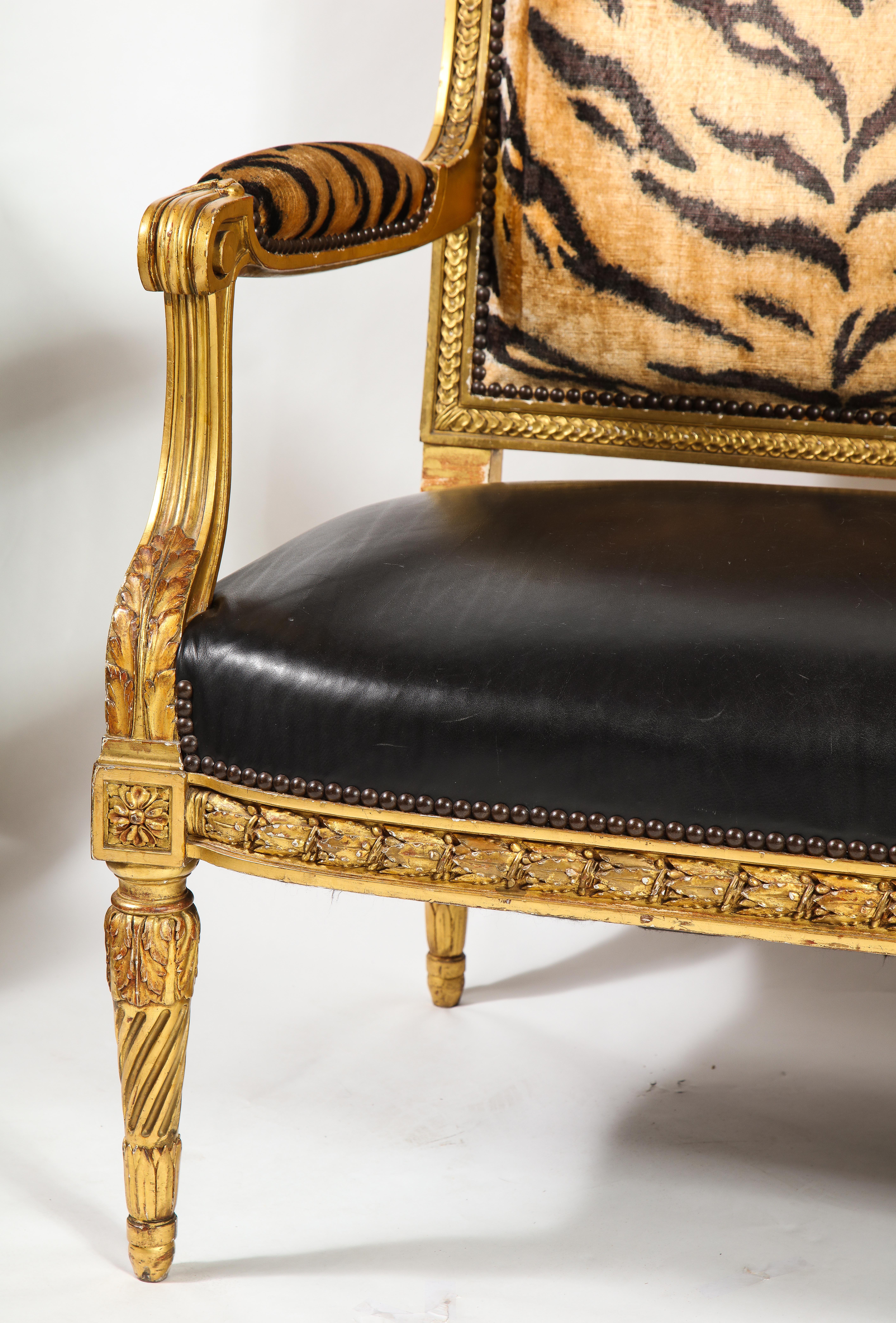 Eine große Antique French Louis XVI Stil Hand geschnitzt Giltwood Sofa (19. Jahrhundert) im Angebot