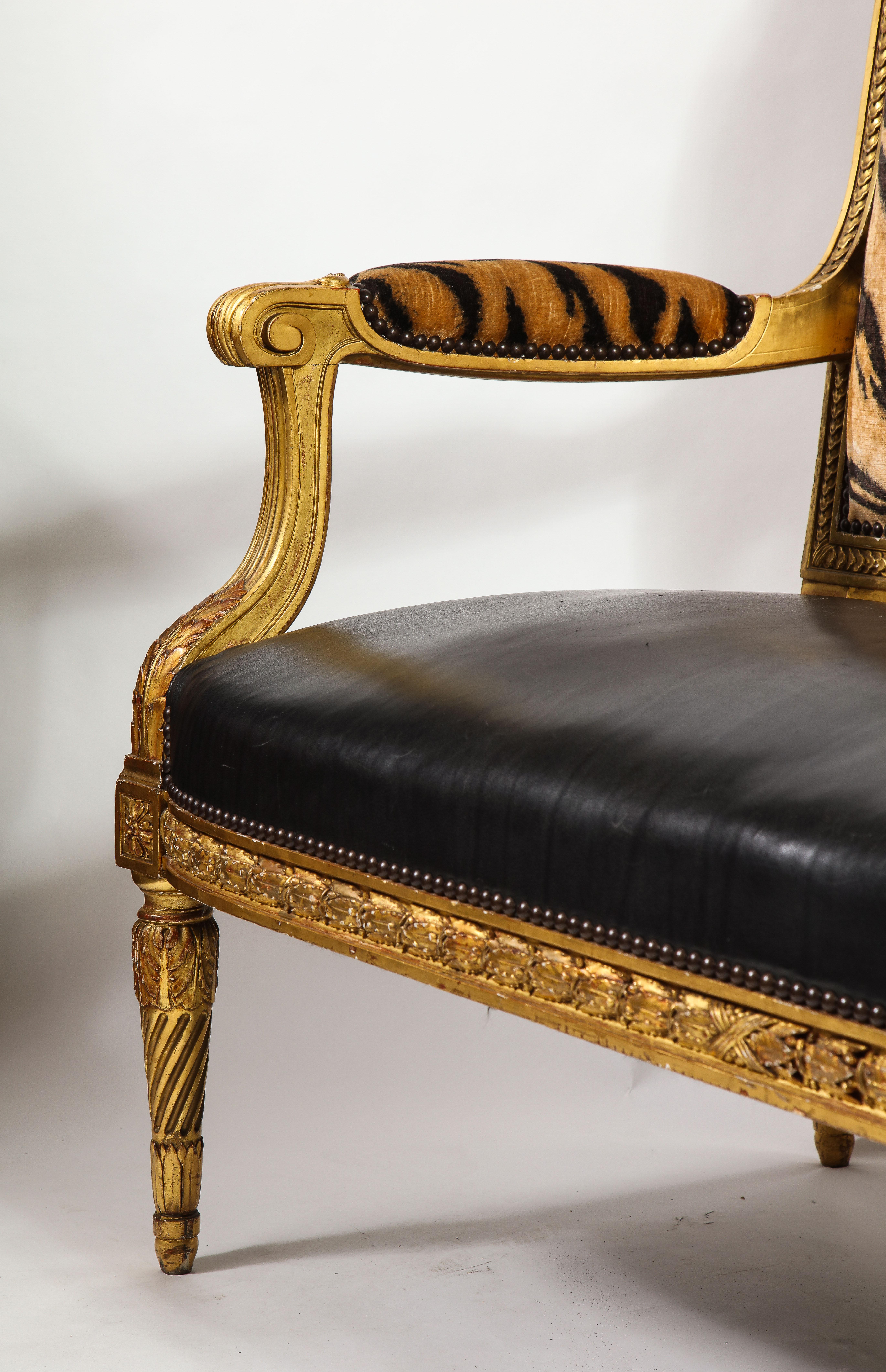 Eine große Antique French Louis XVI Stil Hand geschnitzt Giltwood Sofa (Vergoldetes Holz) im Angebot