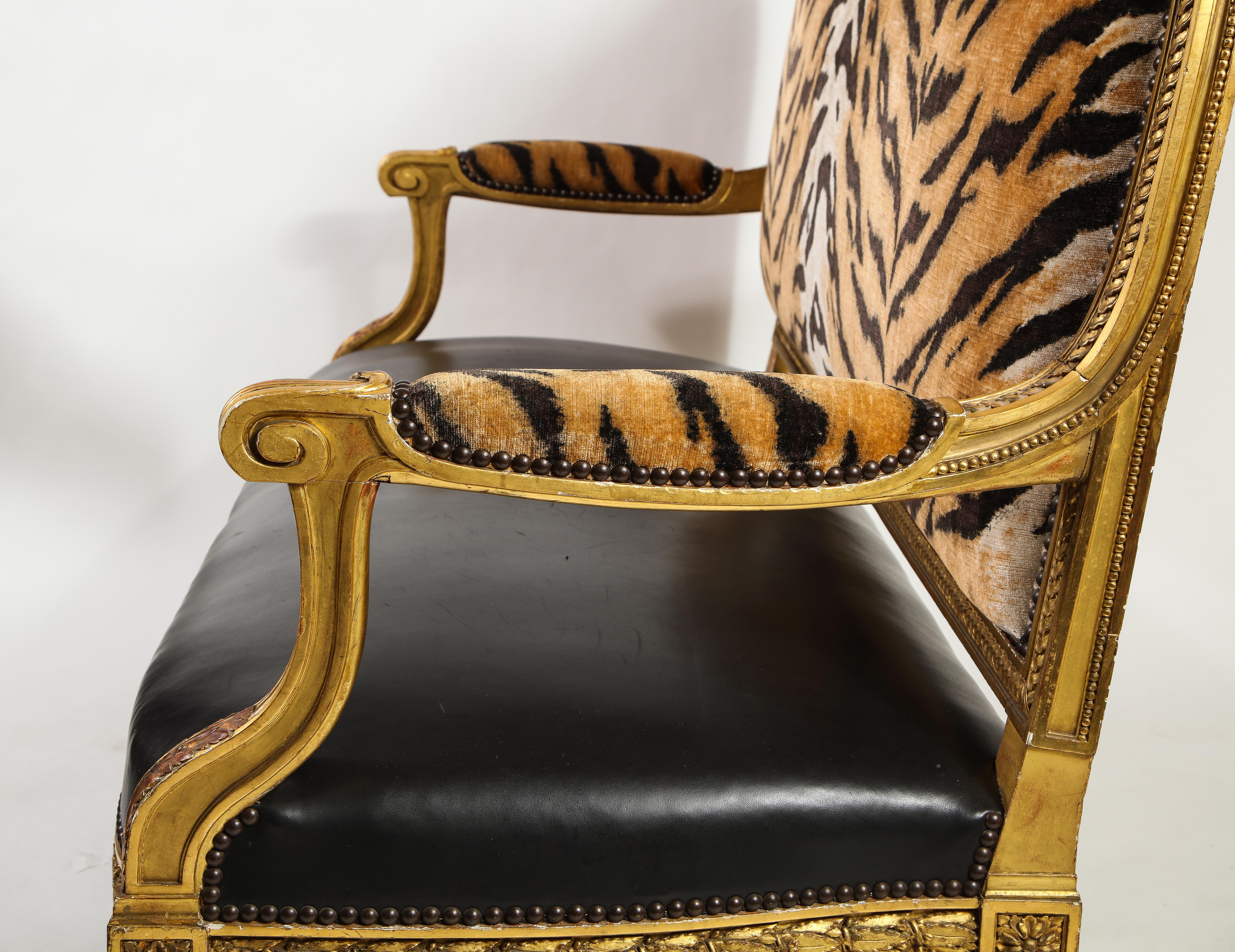Eine große Antique French Louis XVI Stil Hand geschnitzt Giltwood Sofa im Angebot 1