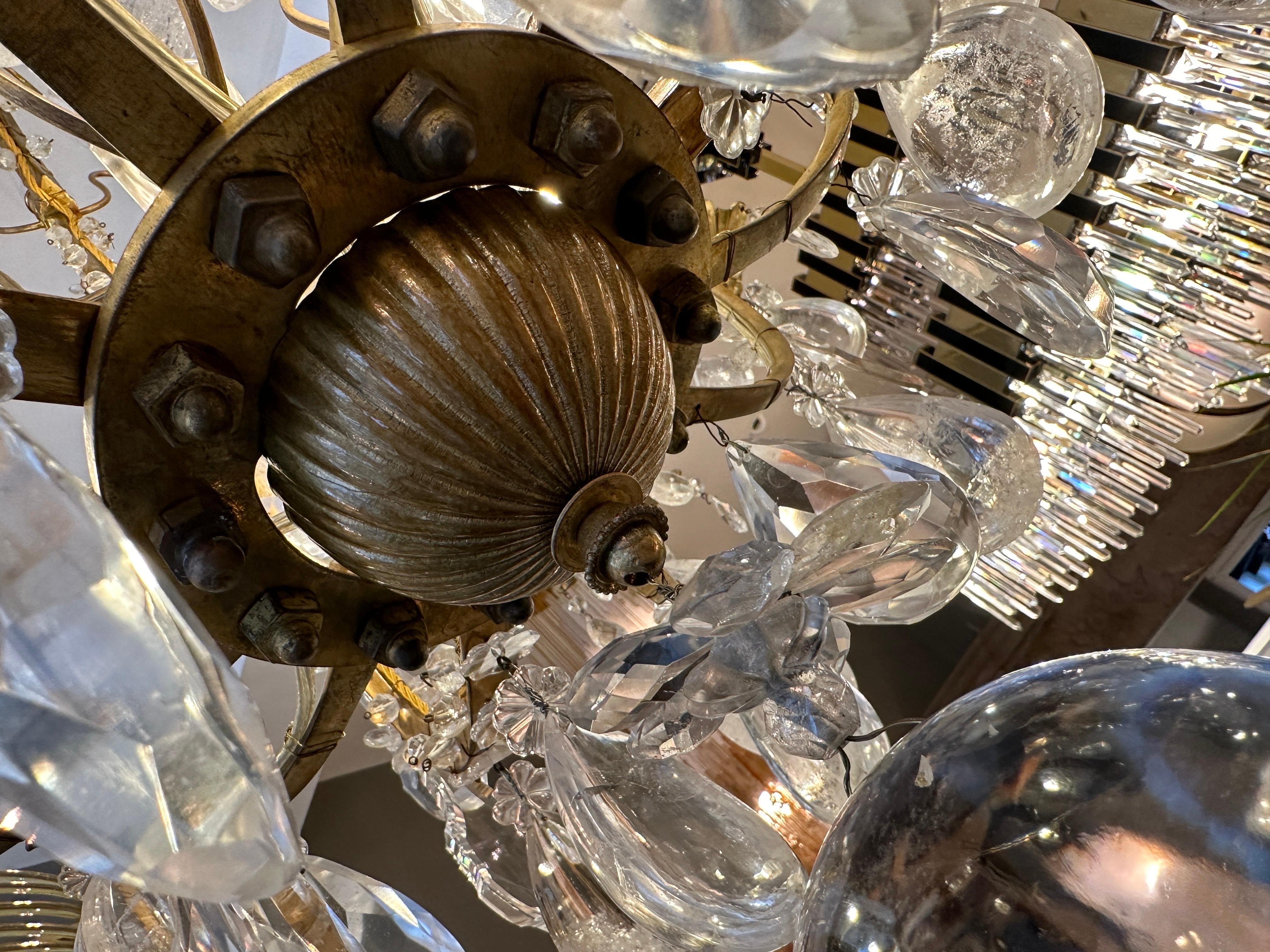 Großer antiker französischer Kronleuchter aus Bergkristall und vergoldeter Bronze  im Angebot 7