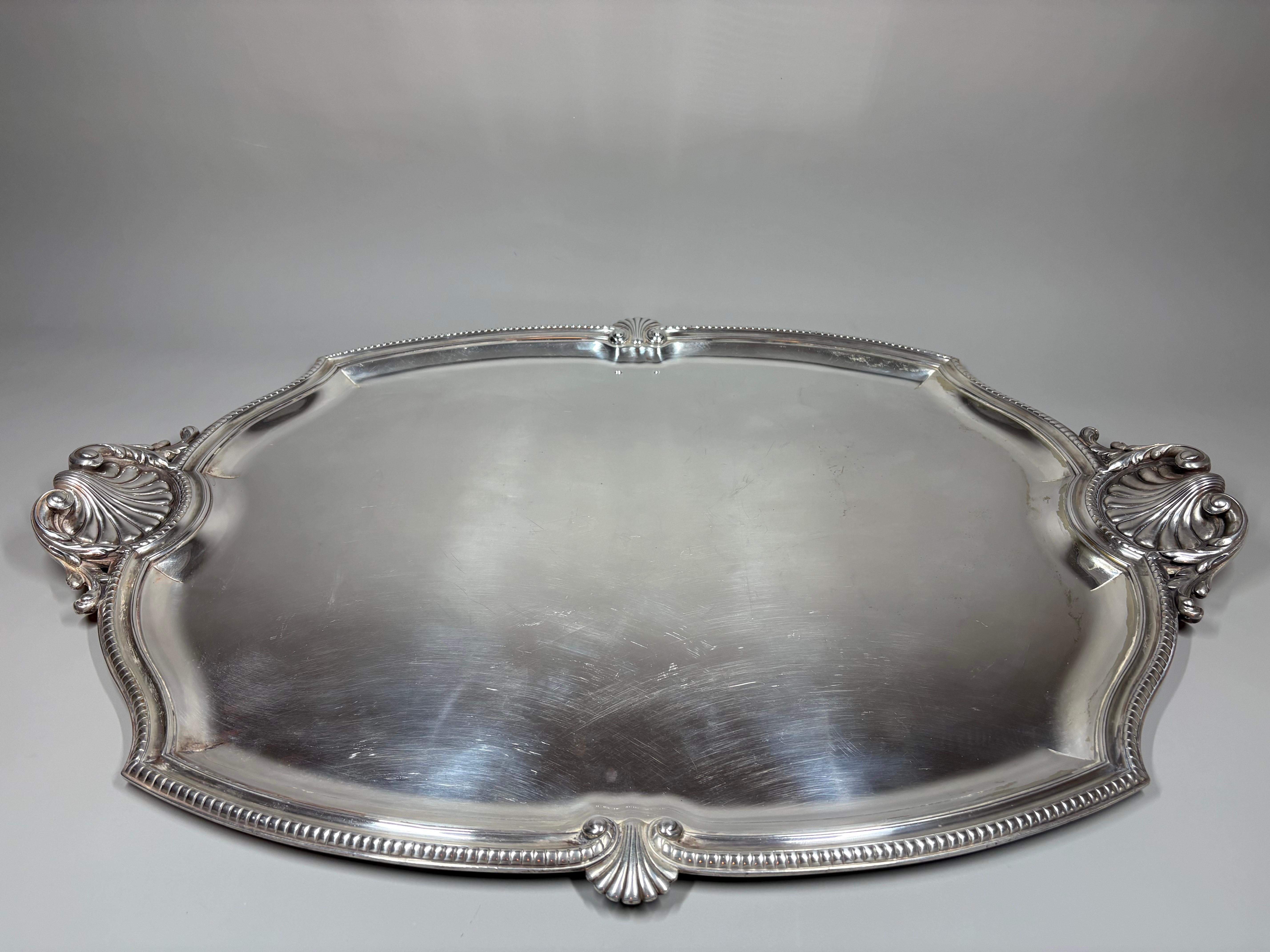 Un vassoio da portata/tè in ottone argentato in stile French Rococo di grandi dimensioni e di ottima qualità, risalente al 1900 circa. 
Molto probabilmente si tratta di Tetard Freres, Parigi (il marchio del produttore è consumato ma assomiglia molto