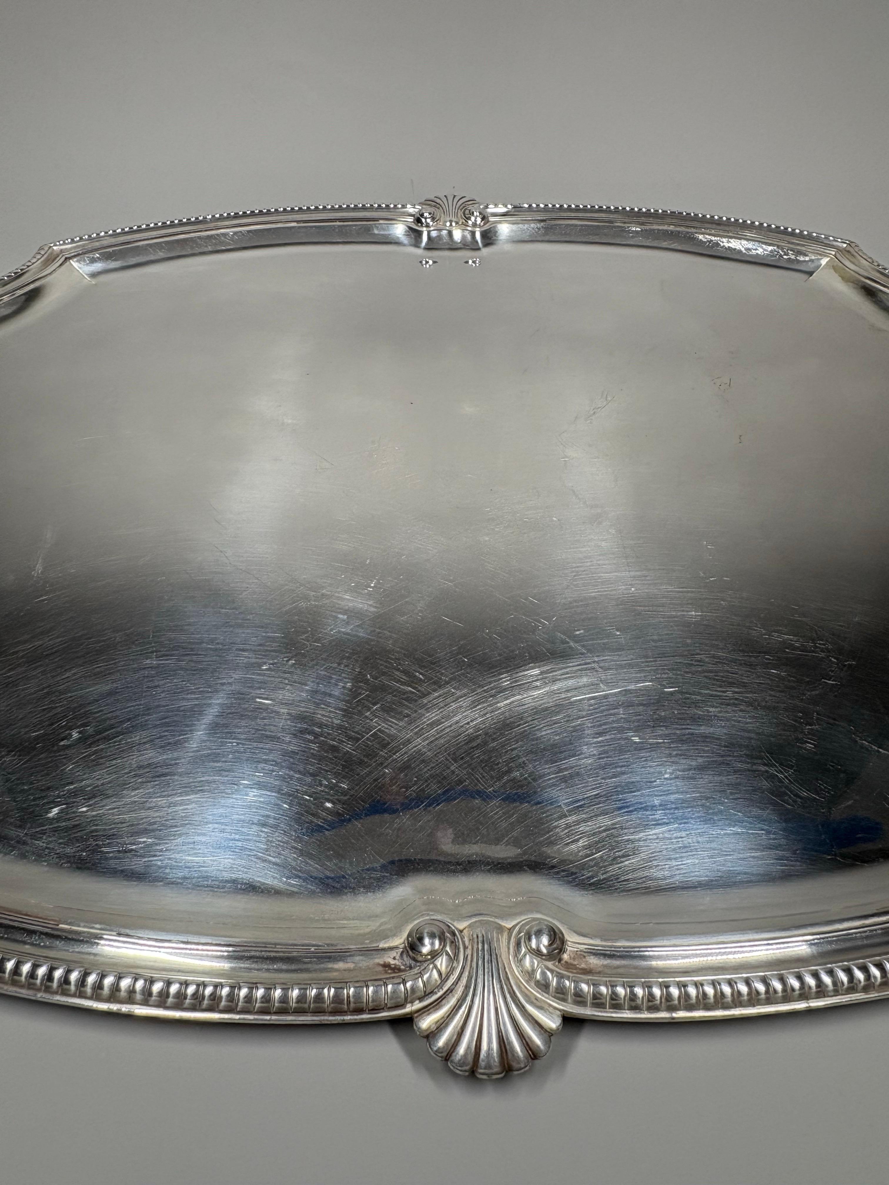 Francese A large antique French Rococo style silvered brass serving tray in vendita