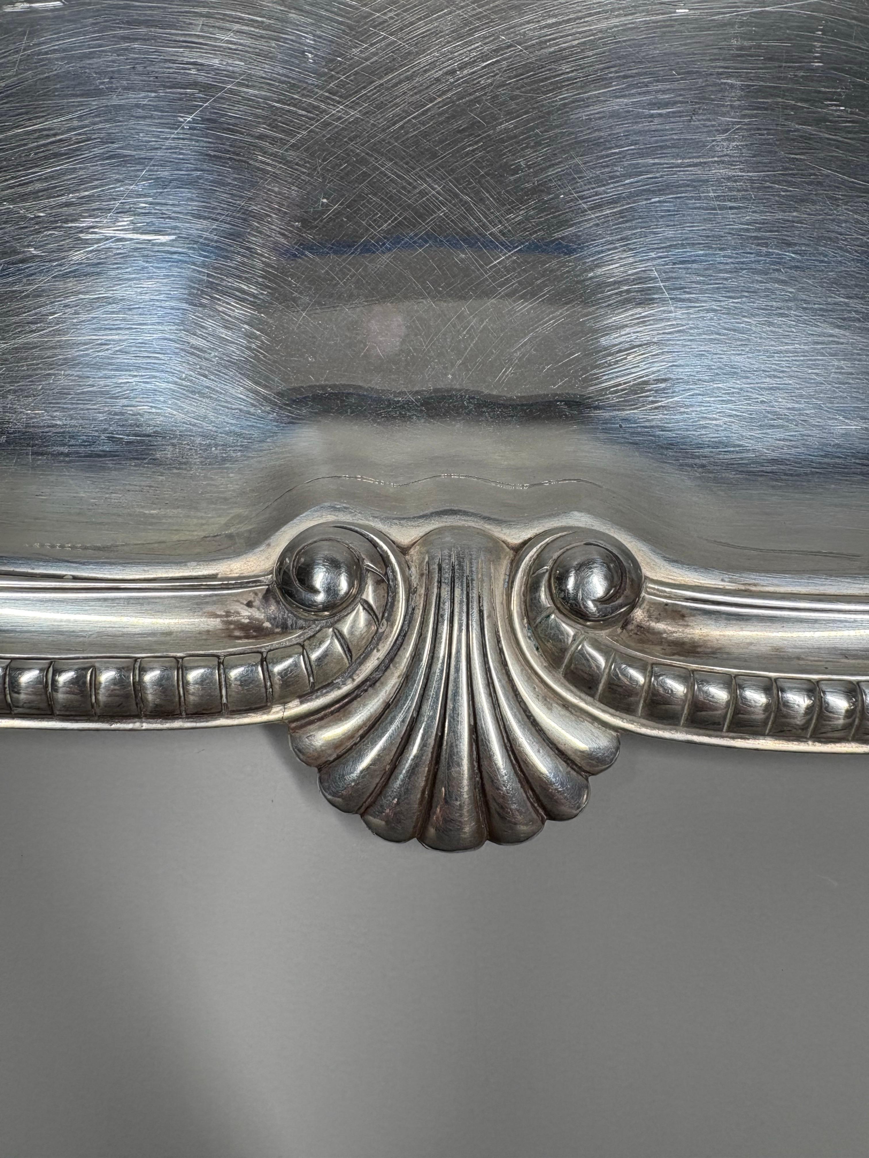 Placcato argento A large antique French Rococo style silvered brass serving tray in vendita