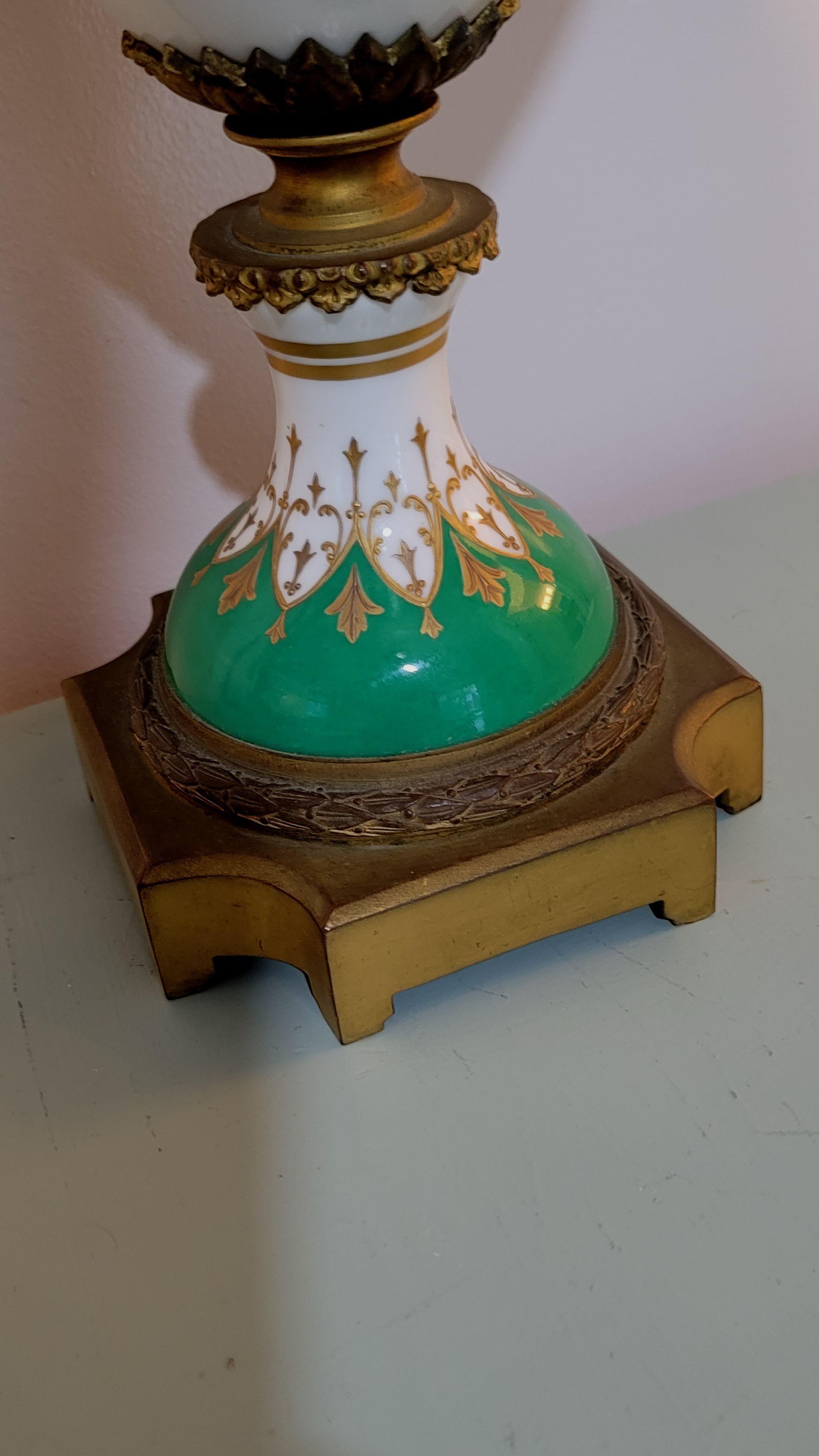 Porcellana Grande urna in porcellana francese di Sevres, XIX secolo, firma e marchio in vendita