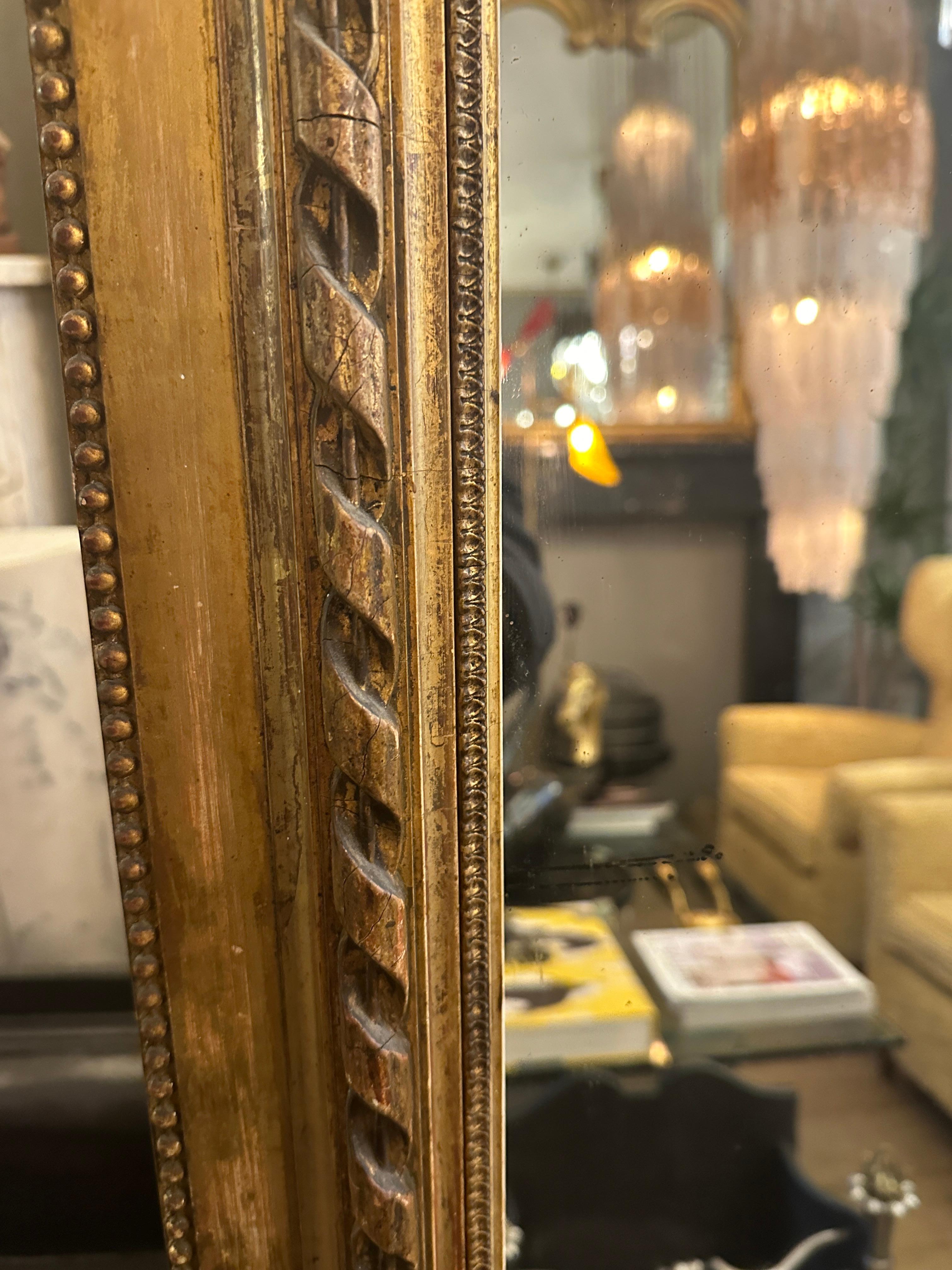 Ein großer antiker vergoldeter französischer Spiegel im Stil Ludwigs XVI. (Vergoldetes Holz) im Angebot