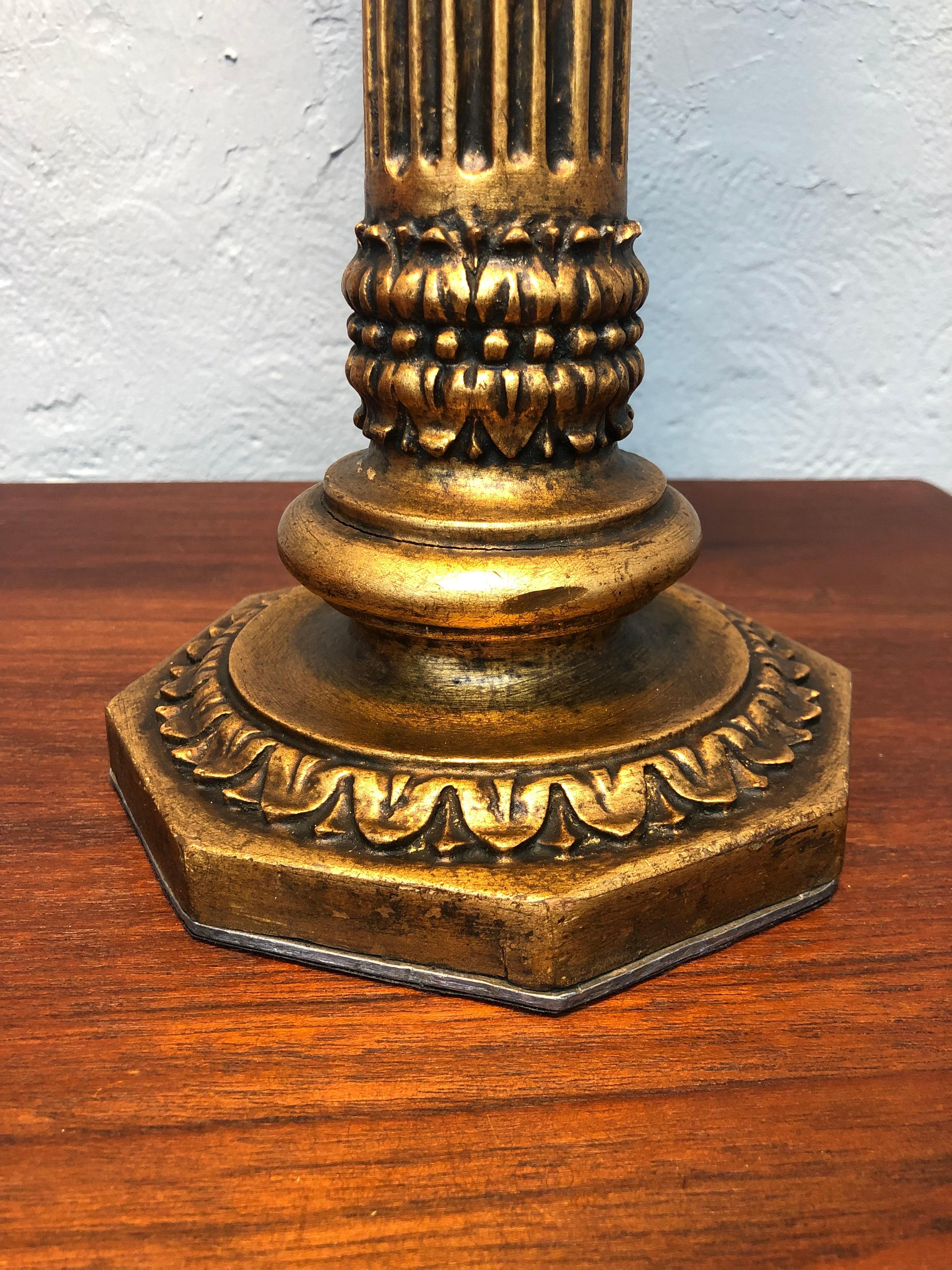 Grande lampe de bureau d'antiquités corinthienne sculptée à la main et dorée en vente 2