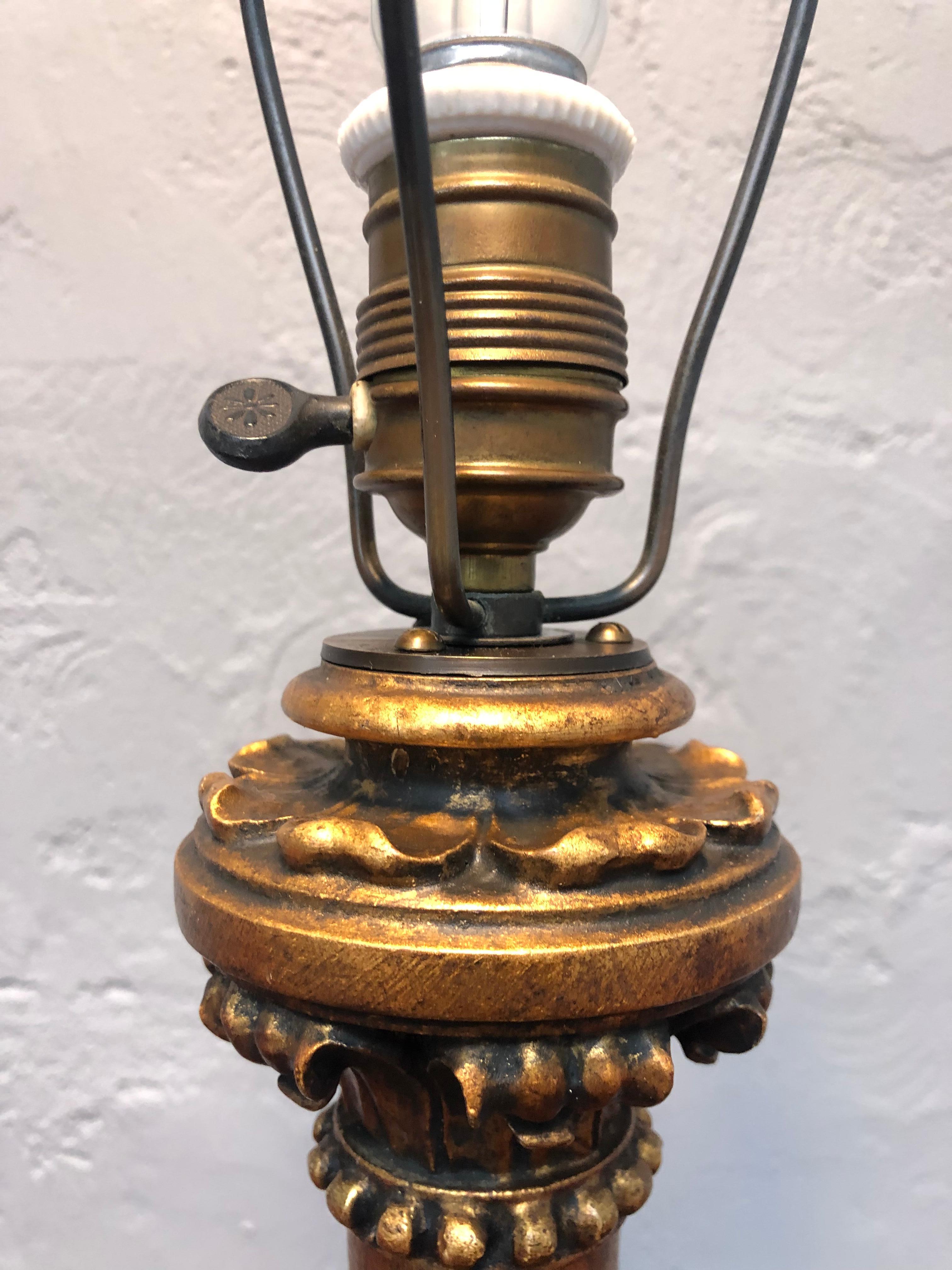 Grande lampe de bureau d'antiquités corinthienne sculptée à la main et dorée en vente 5