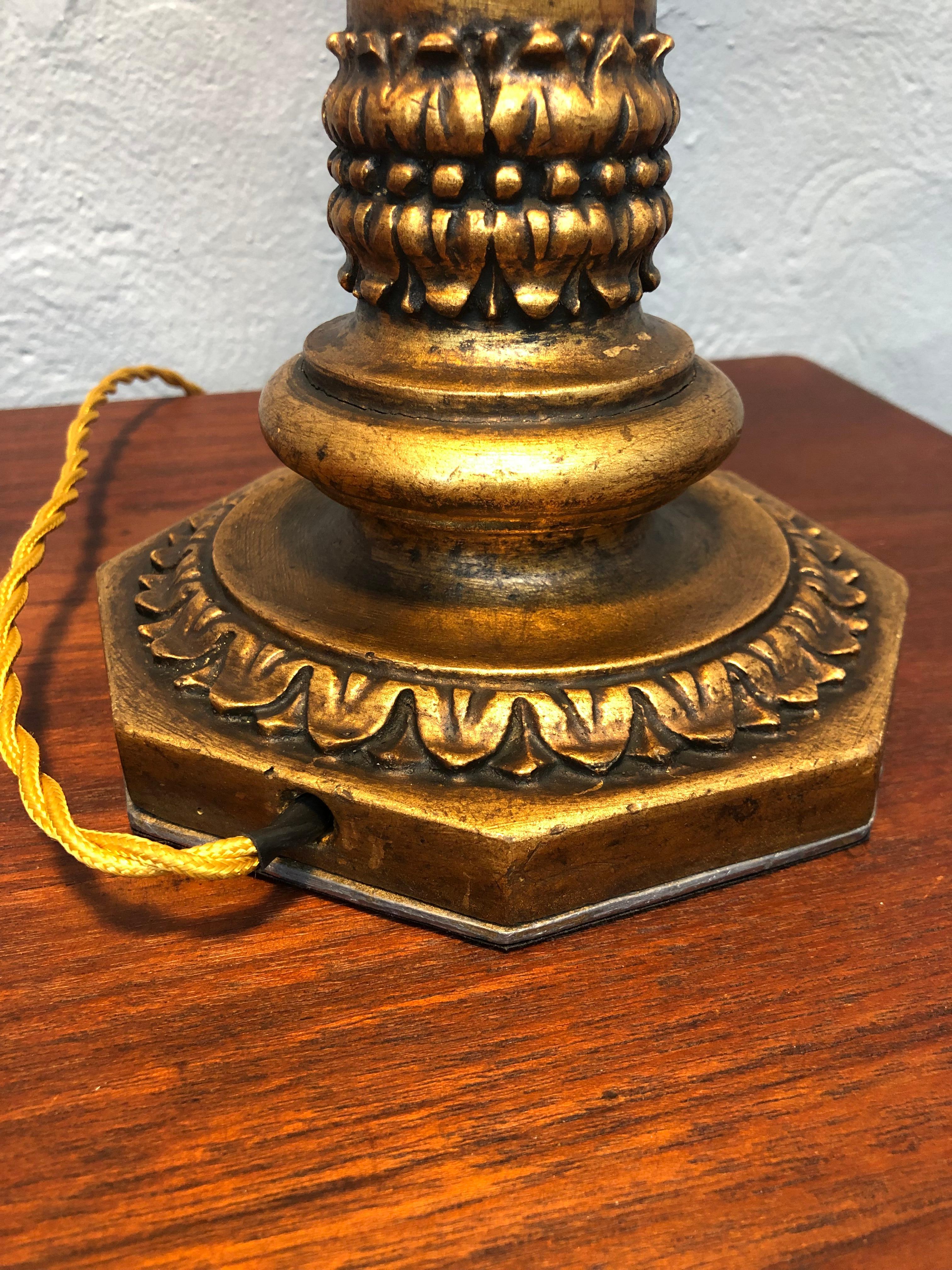 Danois Grande lampe de bureau d'antiquités corinthienne sculptée à la main et dorée en vente