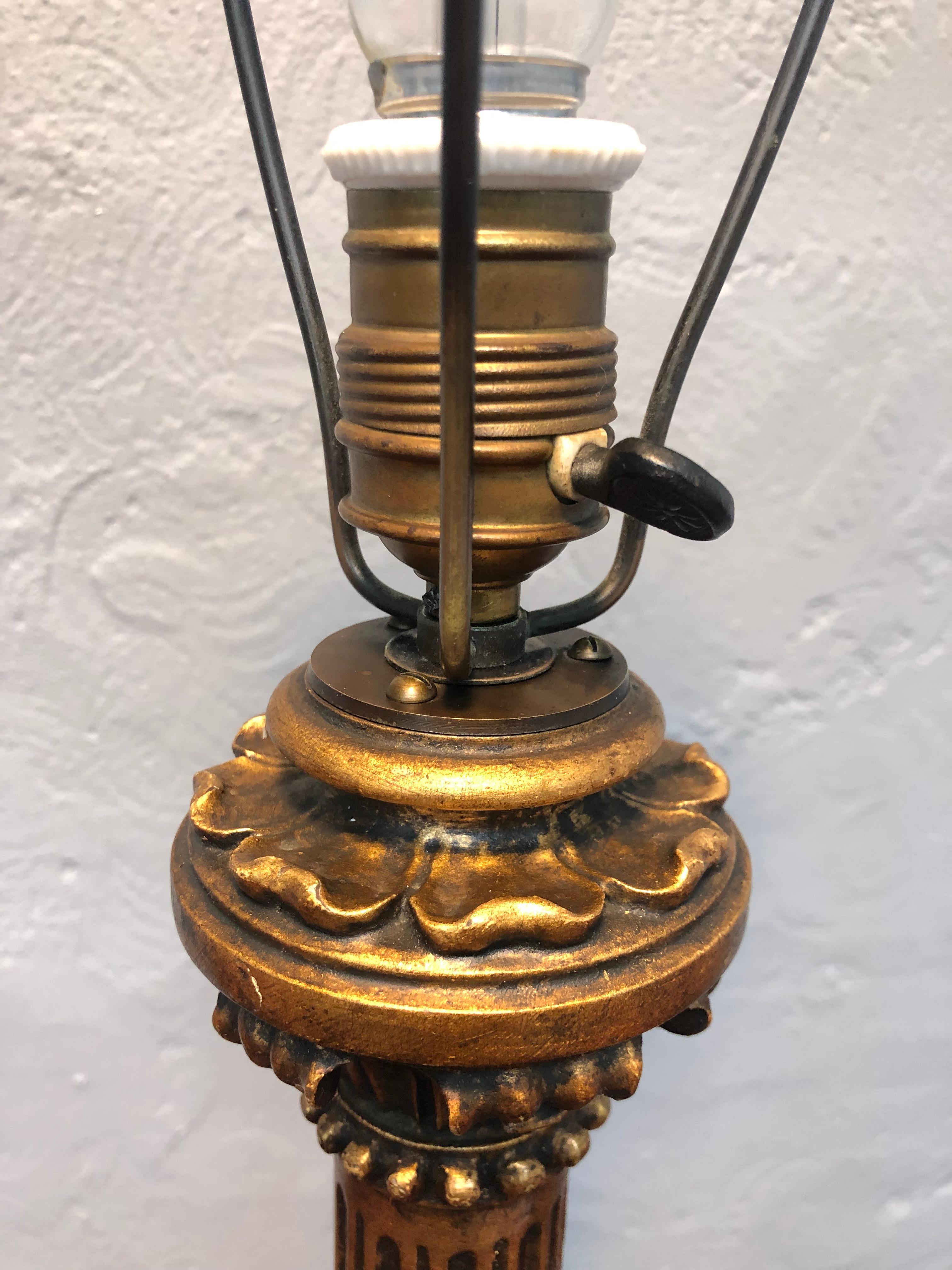 Fait main Grande lampe de bureau d'antiquités corinthienne sculptée à la main et dorée en vente