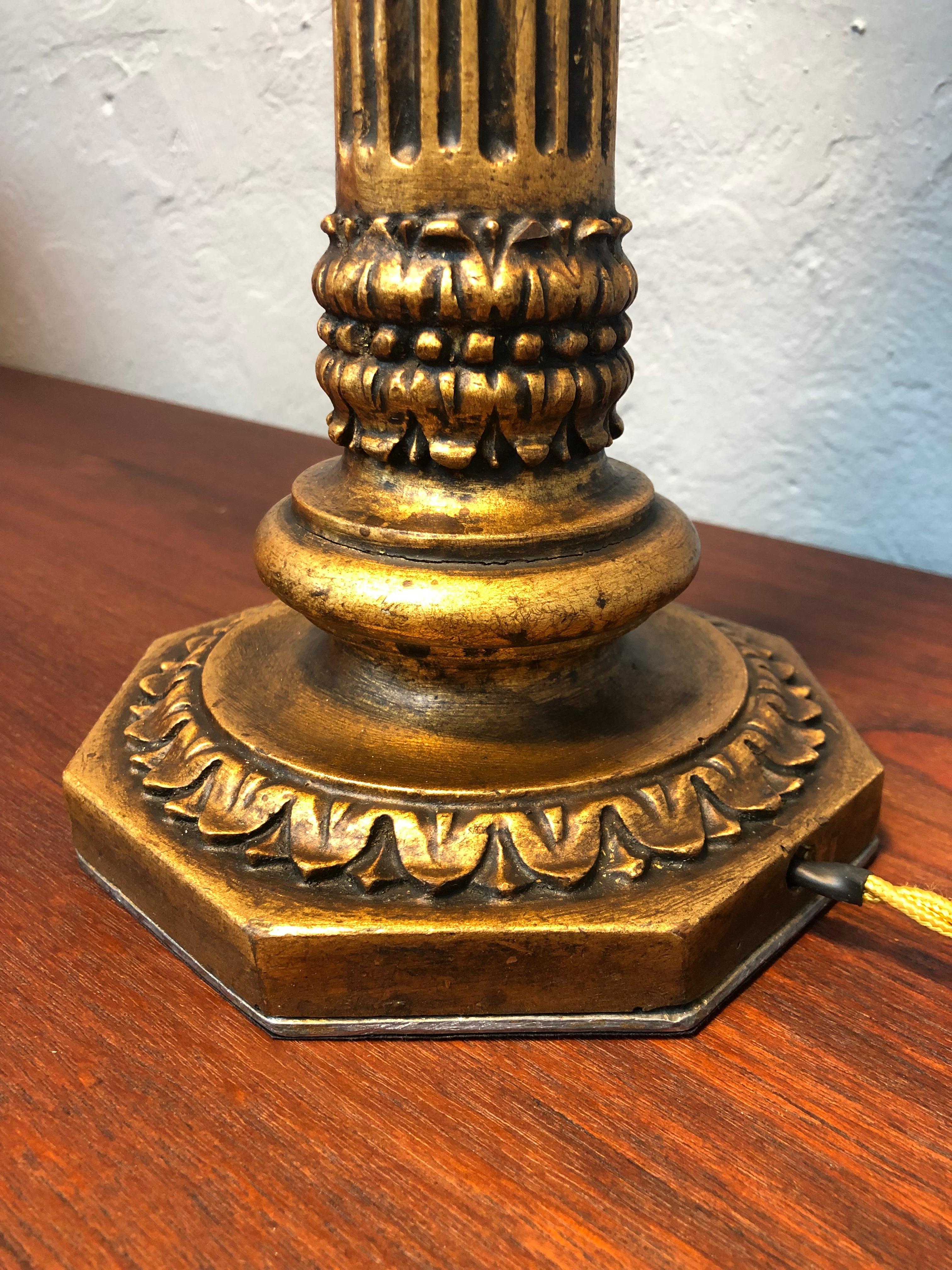 Milieu du XIXe siècle Grande lampe de bureau d'antiquités corinthienne sculptée à la main et dorée en vente