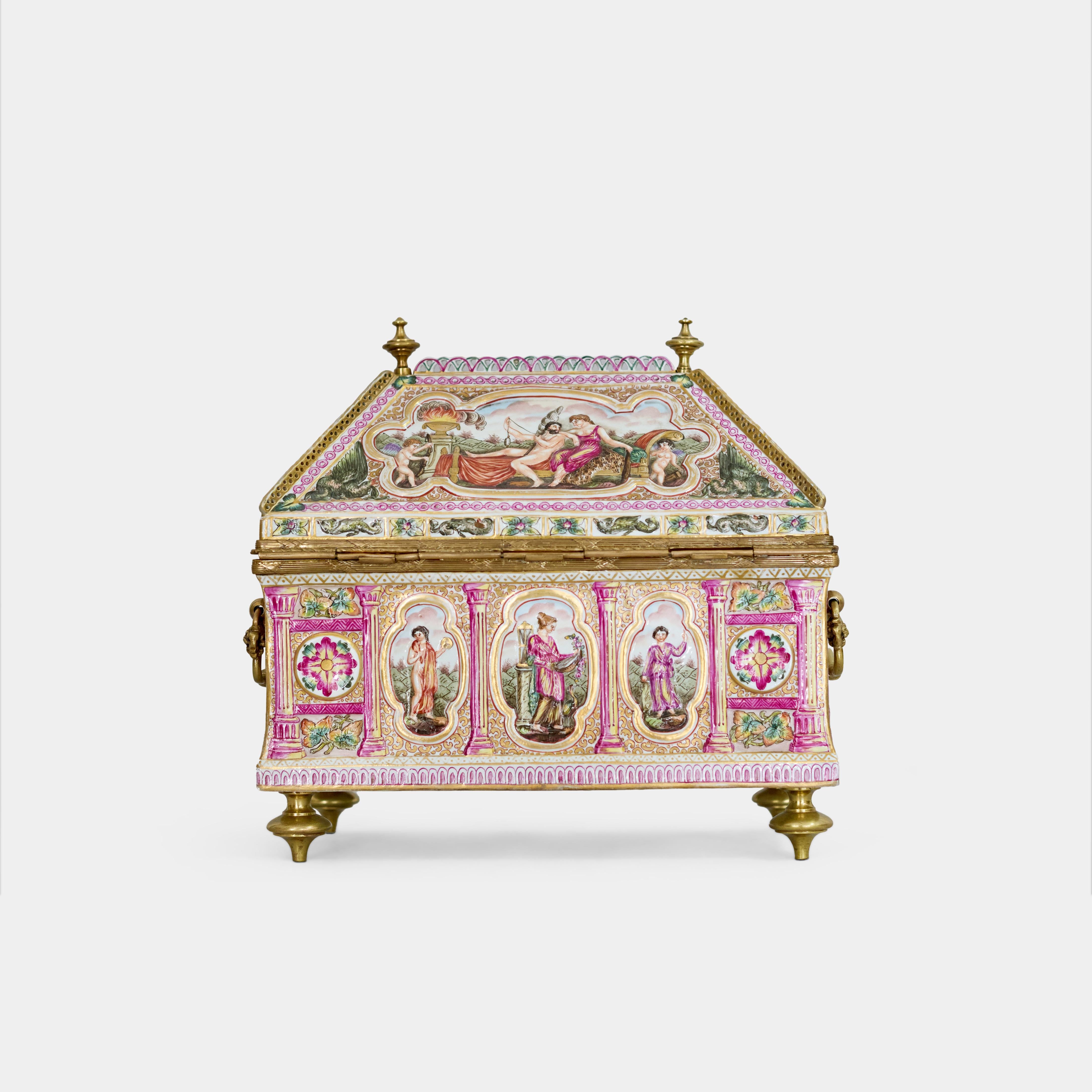 A Large Antique Italian Capodimonte Hinged Box & Cover  In Excellent Condition For Sale In Los Angeles, CA
