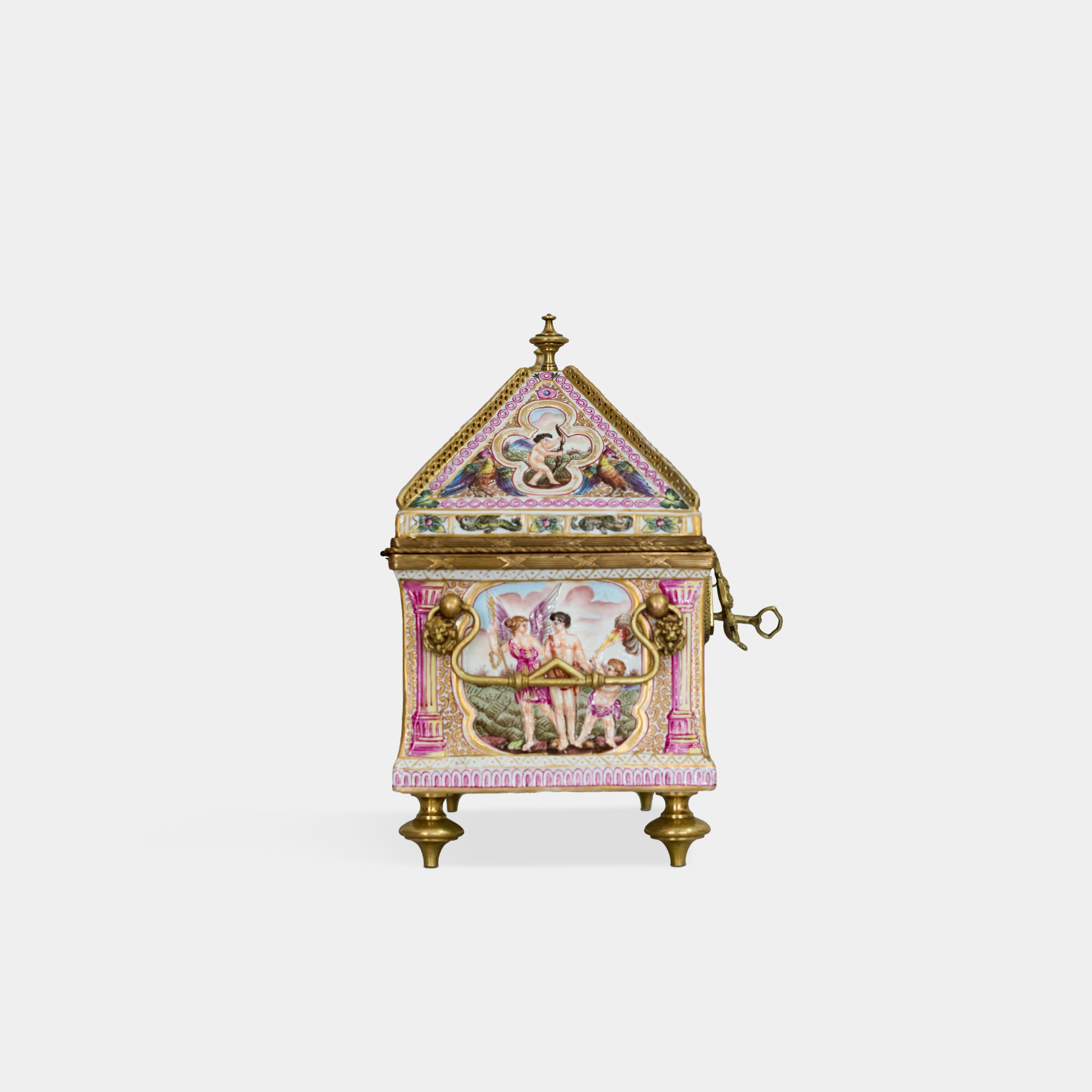 Porcelaine Grande boîte à charnière italienne ancienne de Capodimonte et son couvercle  en vente
