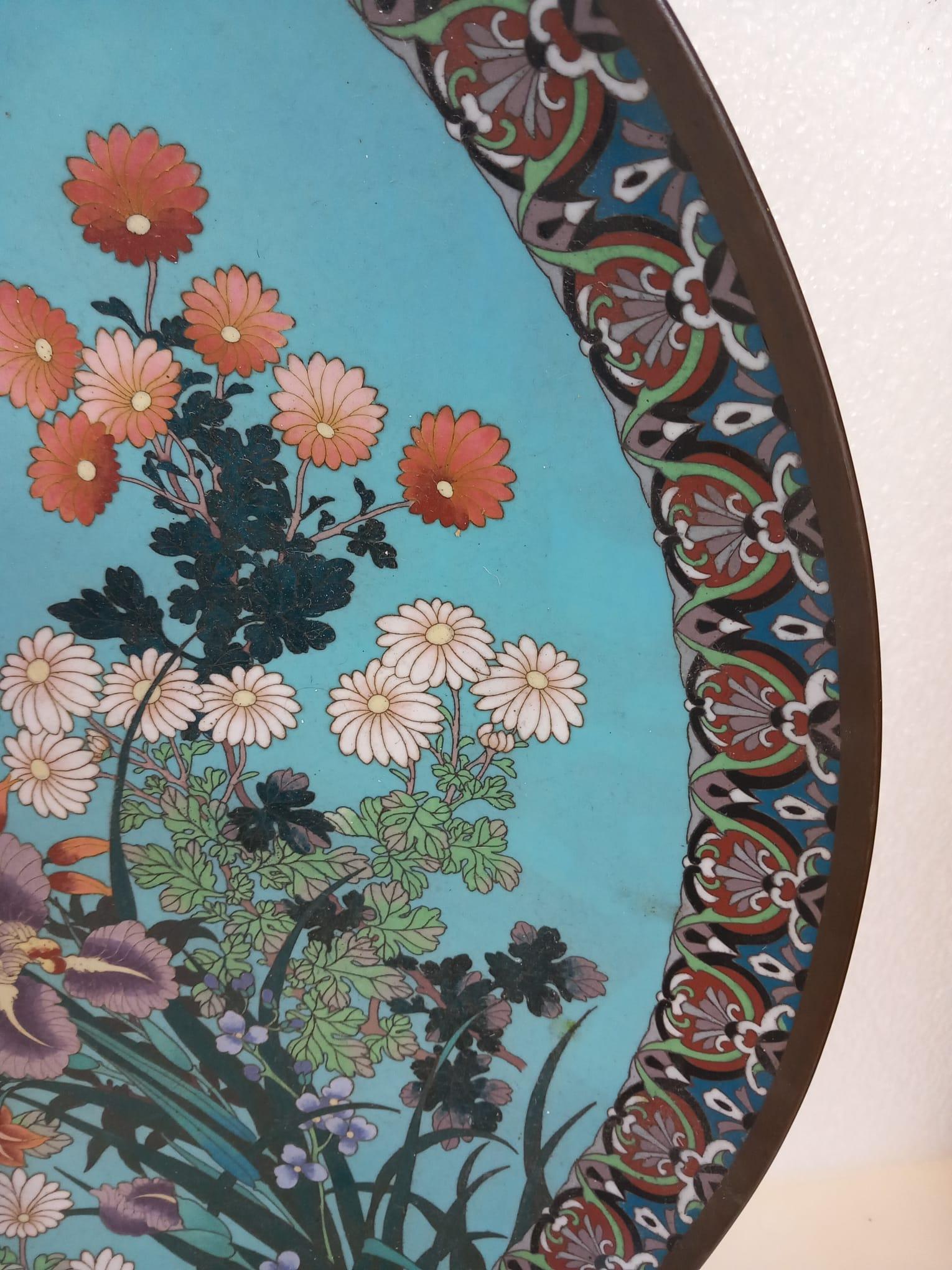A large antique Japanese Meiji period cloisonné enamel charger  In Good Condition For Sale In London, GB