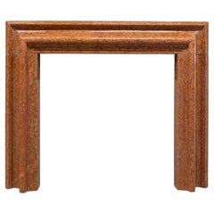 Una gran chimenea antigua de bolección de mármol Rosso Verona, italiana, de finales del siglo XVII