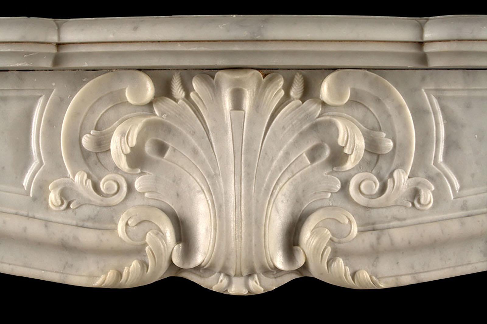 Grande cheminée ancienne Louis XV de style rococo

Grande cheminée ancienne de style Louis XV, finement sculptée en marbre blanc de Carrare à la manière rococo, avec une étagère moulurée en serpentin au-dessus de la frise à panneaux qui est