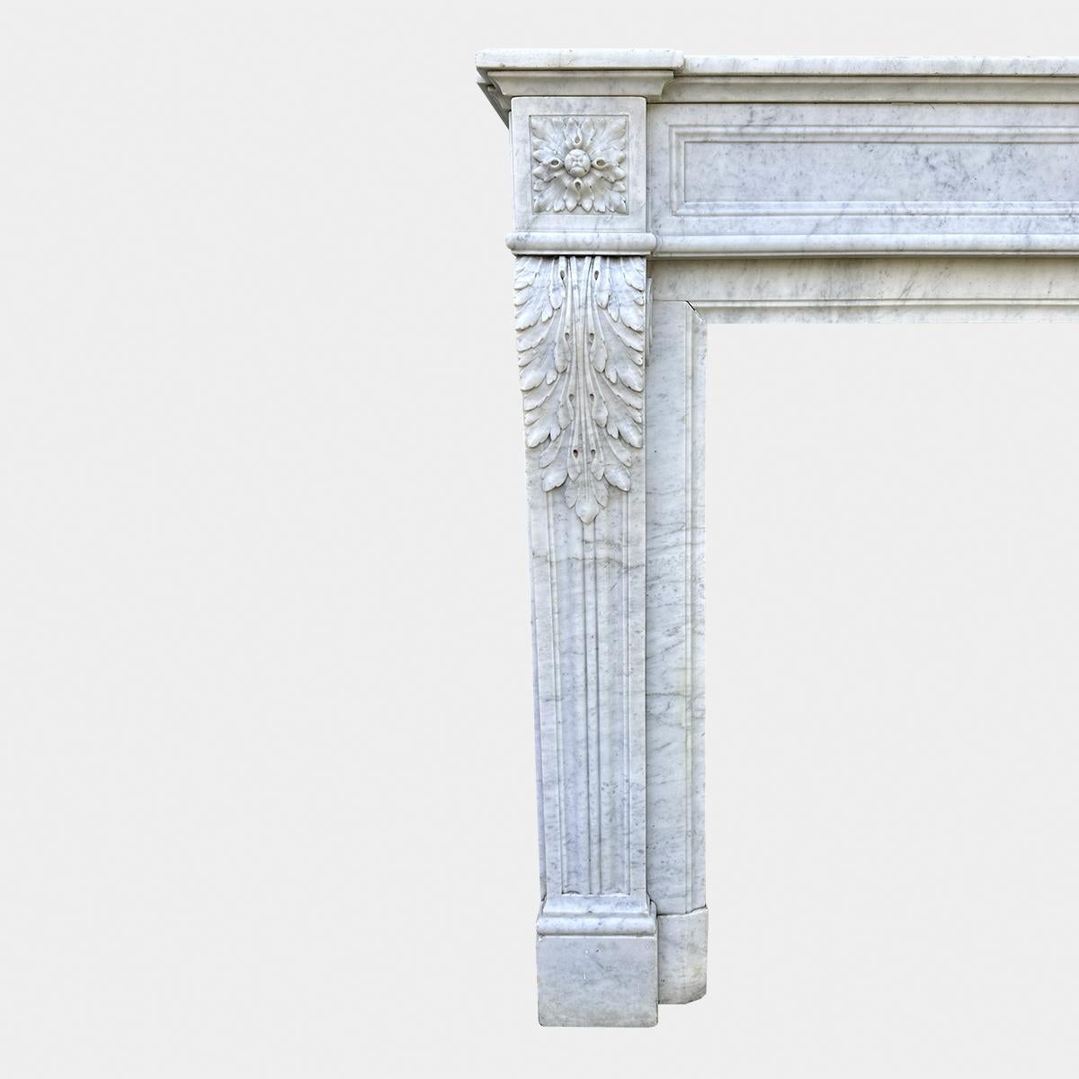 Großer antiker Kaminsims aus Carrara-Marmor im Louis-XVI.-Stil  (Handgeschnitzt) im Angebot