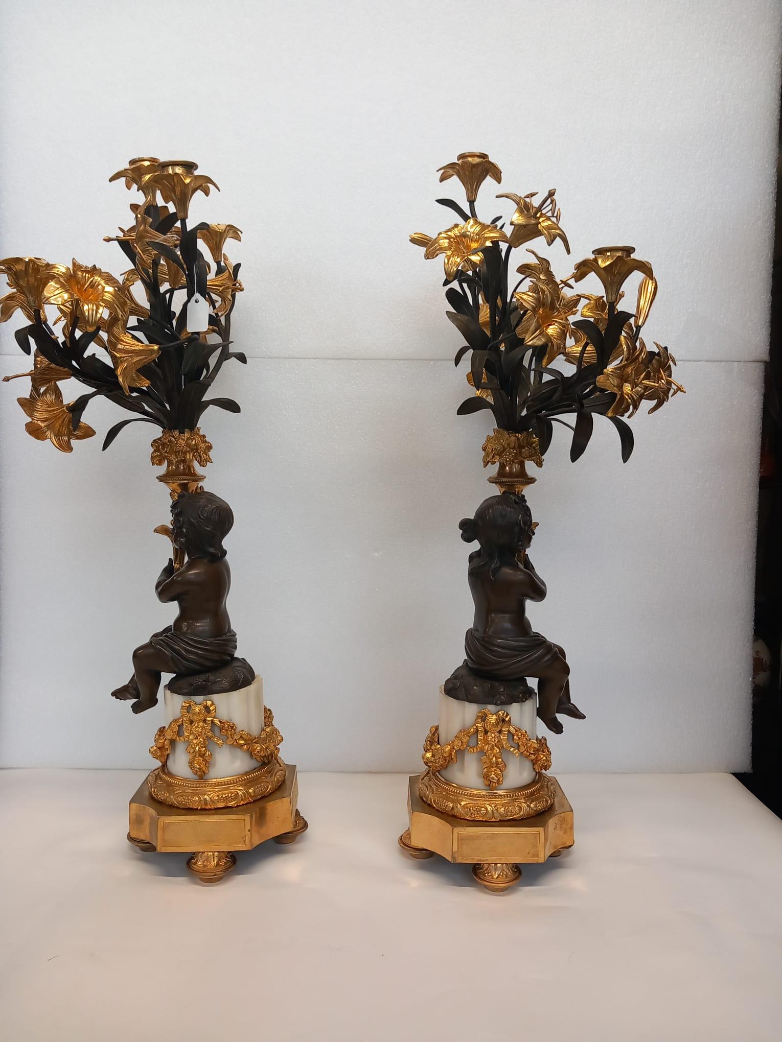 A large antique pair of French neoclassical candelabra in dark and gilt bronze  In Good Condition For Sale In London, GB