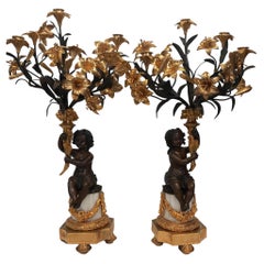 Une grande paire d'anciens candélabres néoclassiques français en bronze foncé et doré 