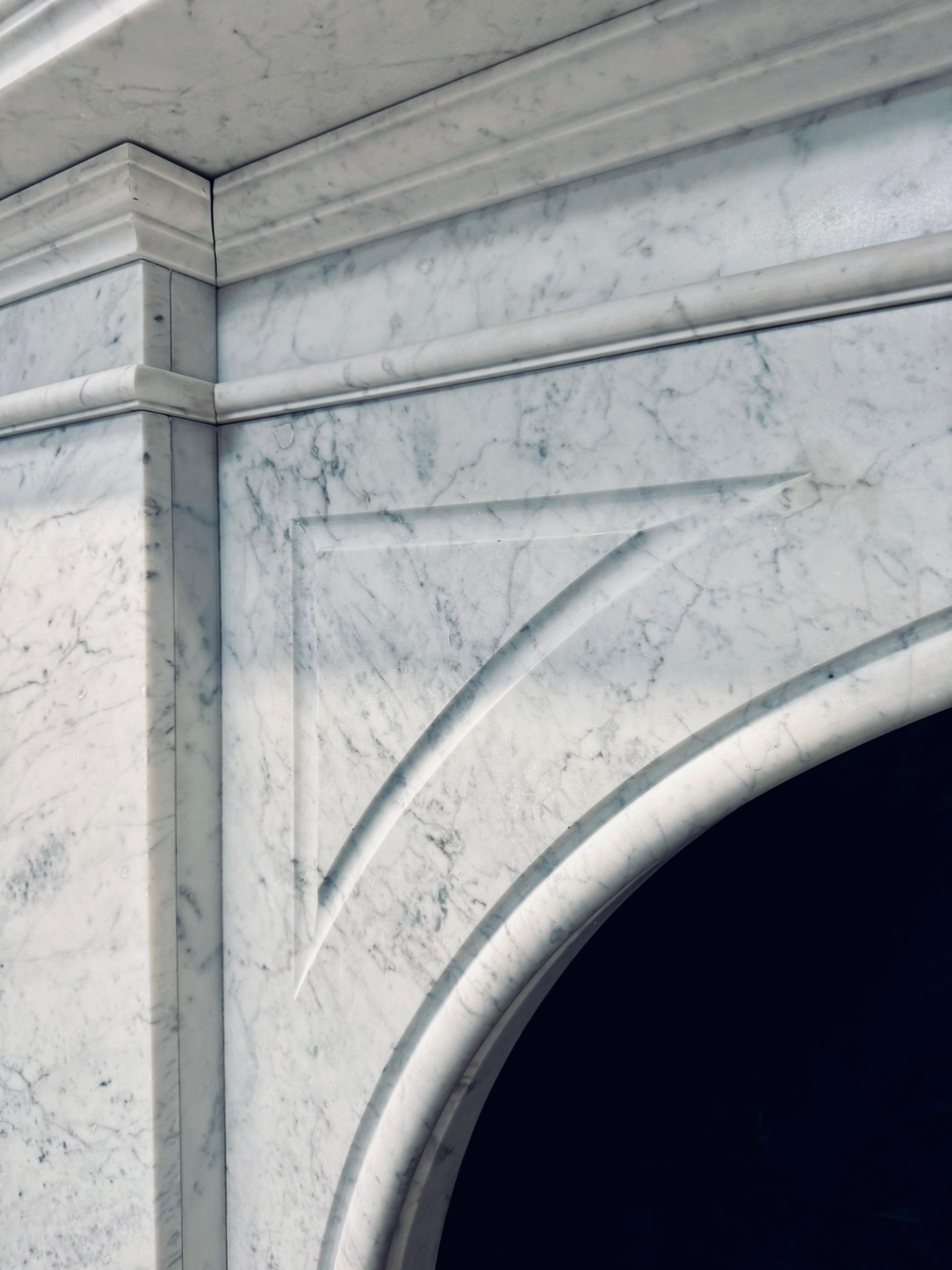 Una gran chimenea escocesa victoriana arqueada de mármol de Carrara. en venta 2