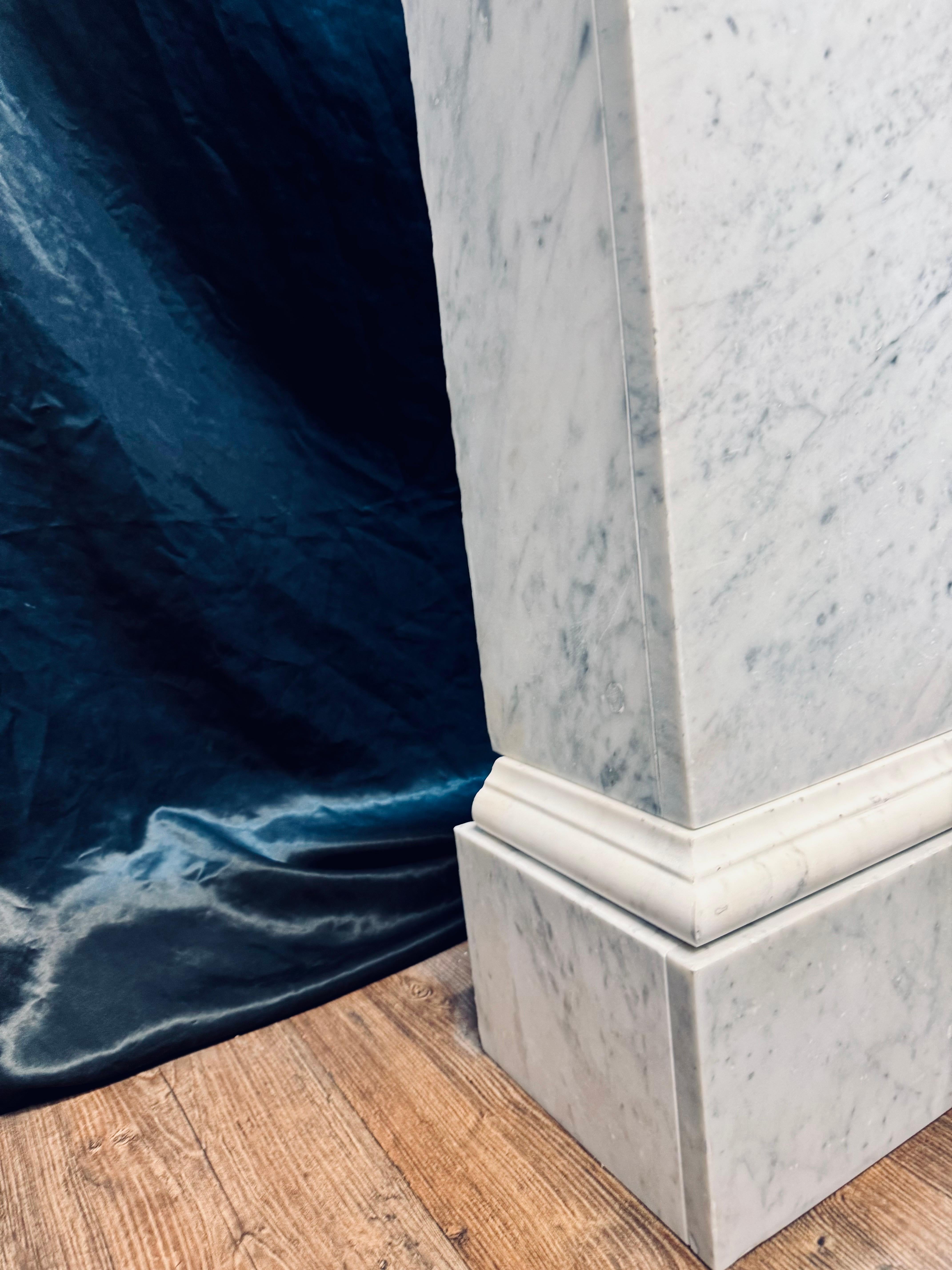 Una gran chimenea escocesa victoriana arqueada de mármol de Carrara. en venta 4
