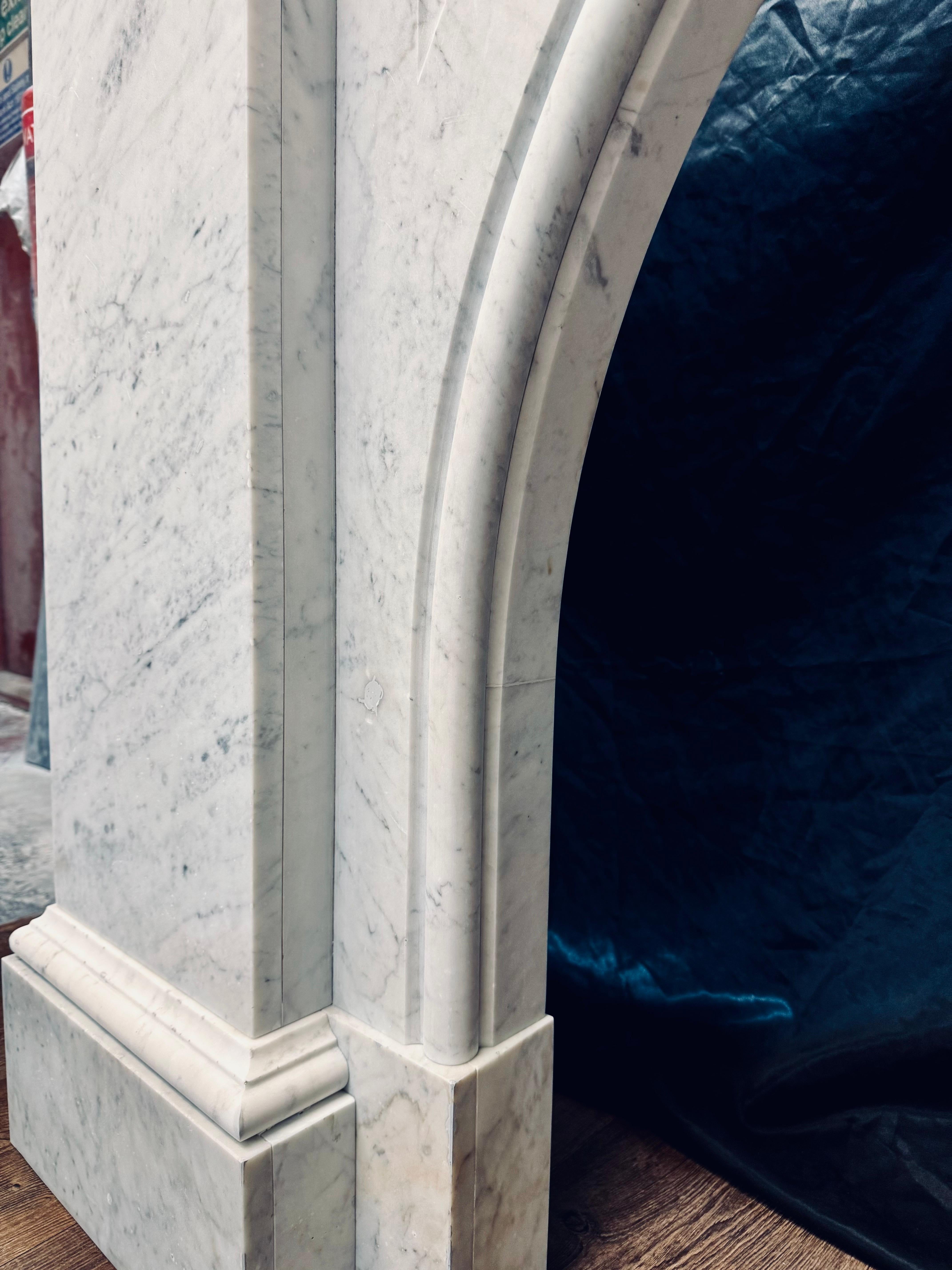 Una gran chimenea escocesa victoriana arqueada de mármol de Carrara. en venta 5