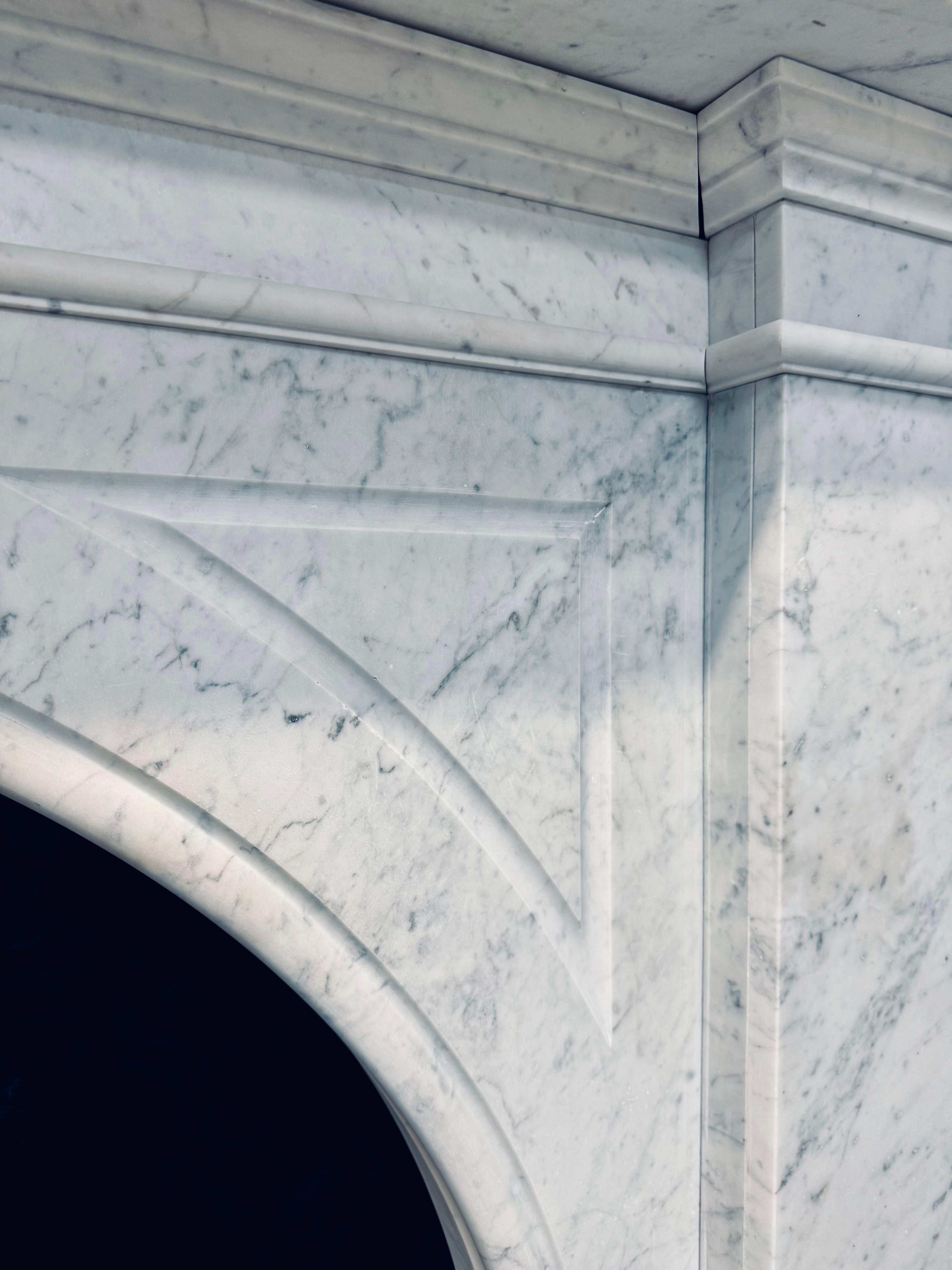 Una gran chimenea escocesa victoriana arqueada de mármol de Carrara. en venta 7