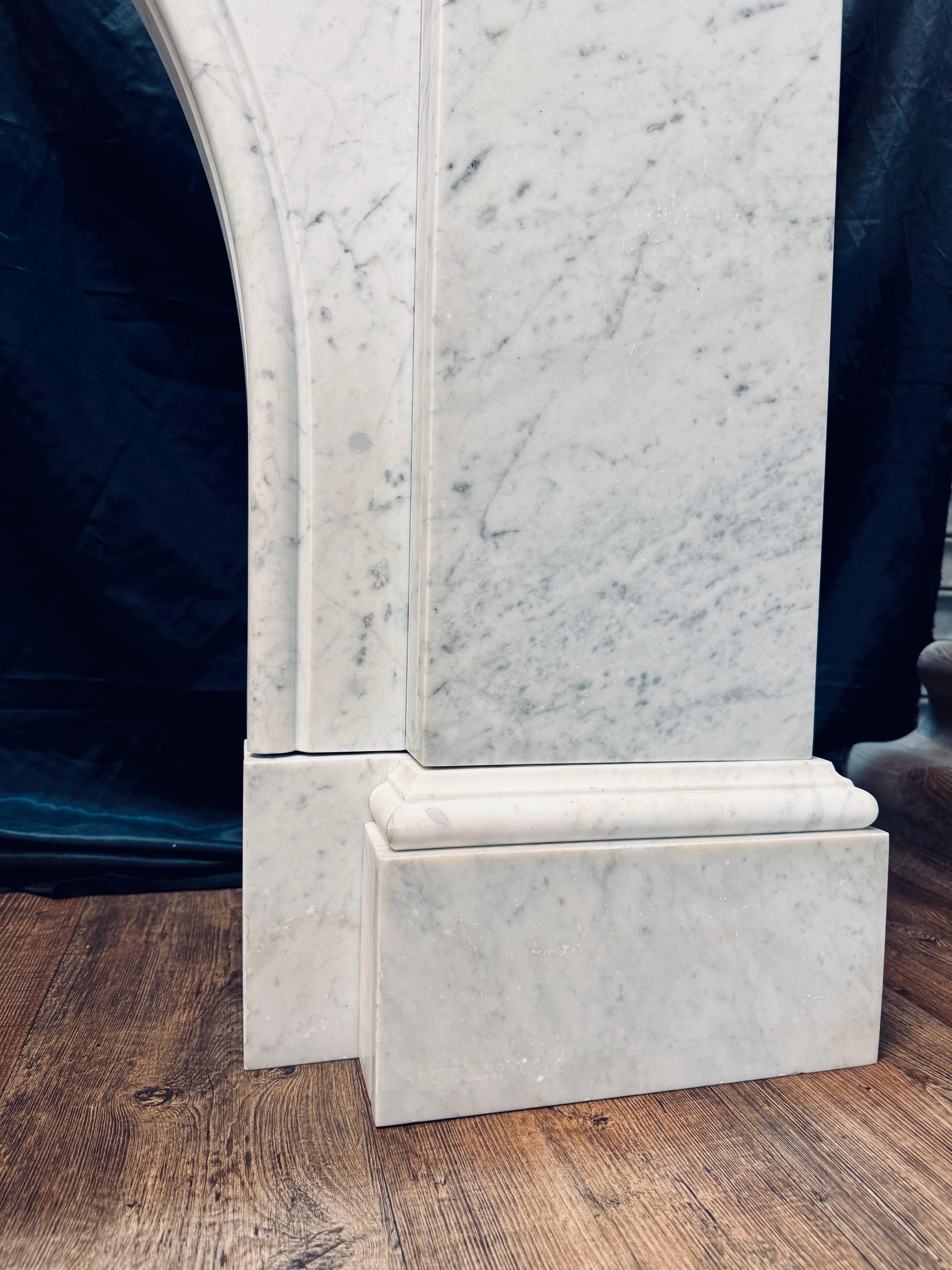 Una gran chimenea escocesa victoriana arqueada de mármol de Carrara. en venta 10