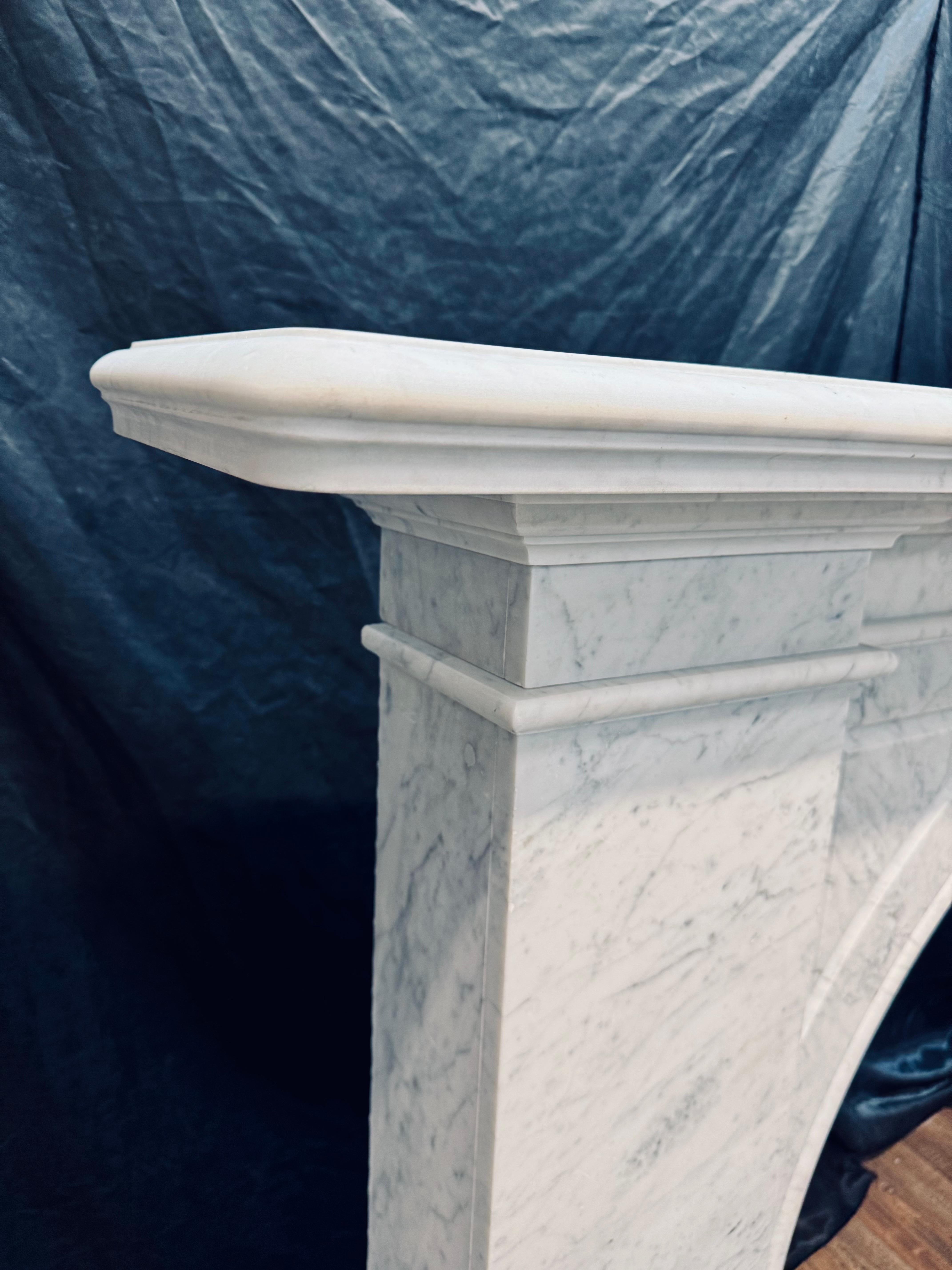 Una gran chimenea escocesa victoriana arqueada de mármol de Carrara. en venta 11