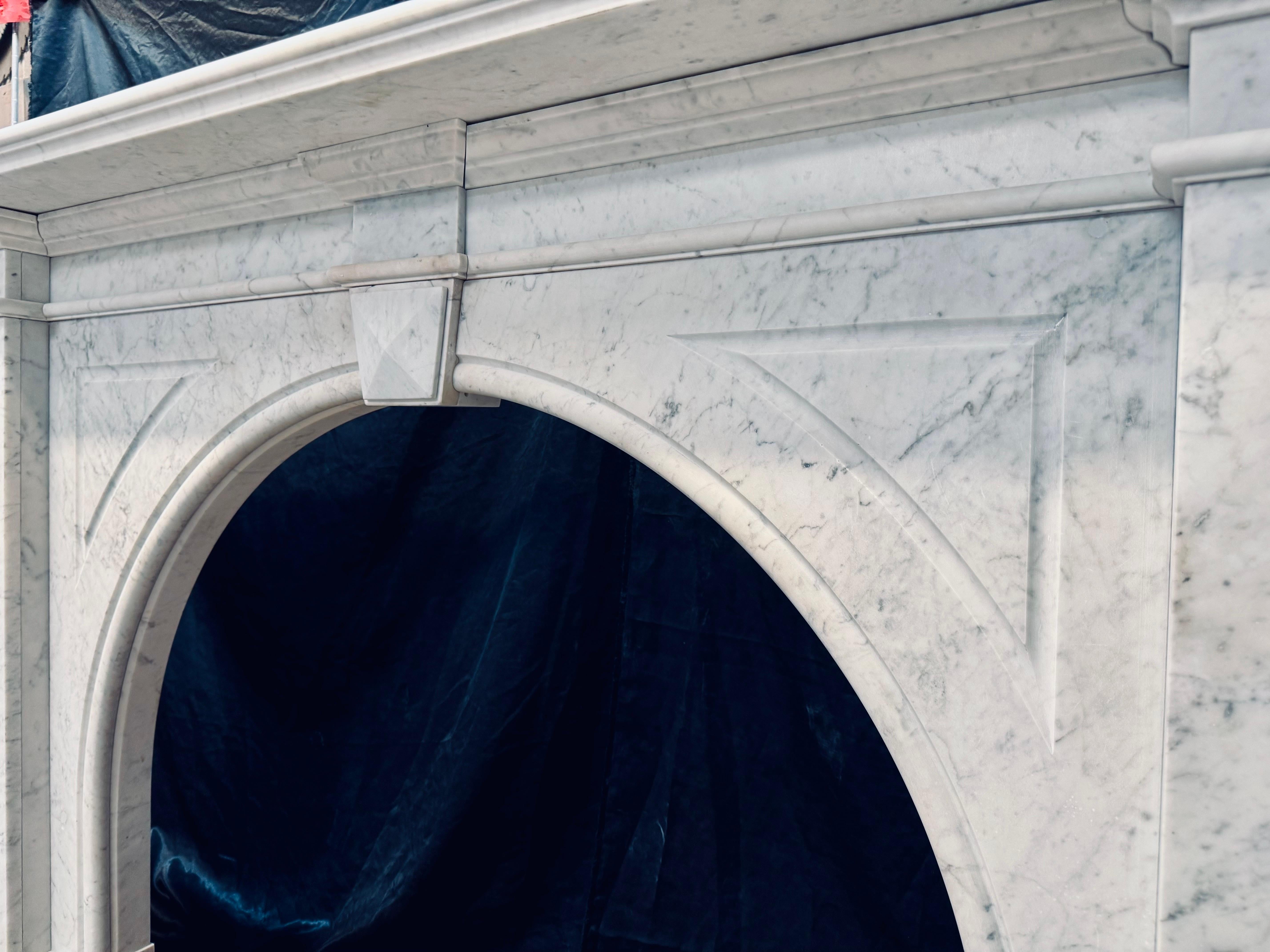 Una gran chimenea escocesa victoriana arqueada de mármol de Carrara. Fines del siglo XIX en venta