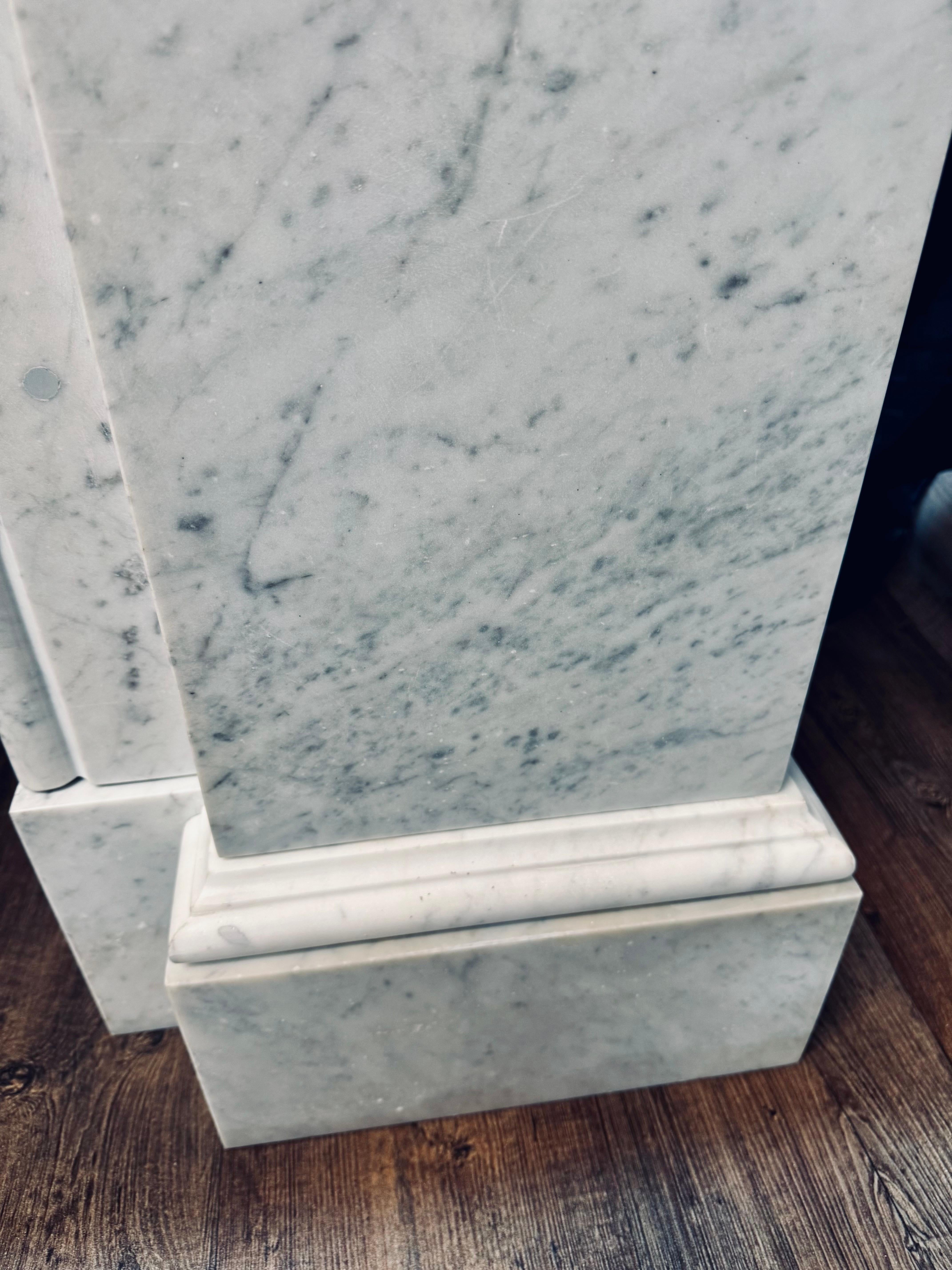 Una gran chimenea escocesa victoriana arqueada de mármol de Carrara. Mármol de Carrara en venta