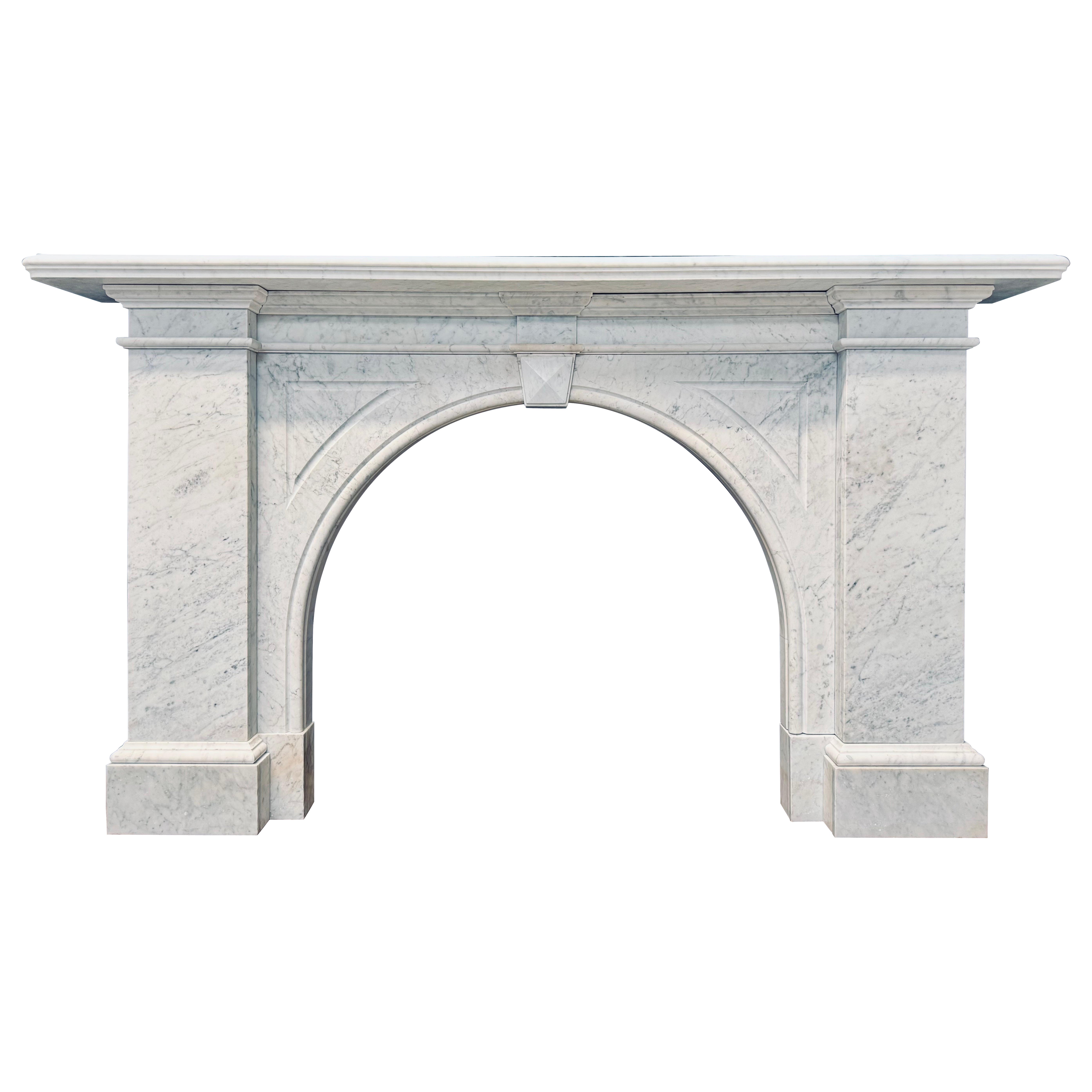 Una gran chimenea escocesa victoriana arqueada de mármol de Carrara. en venta