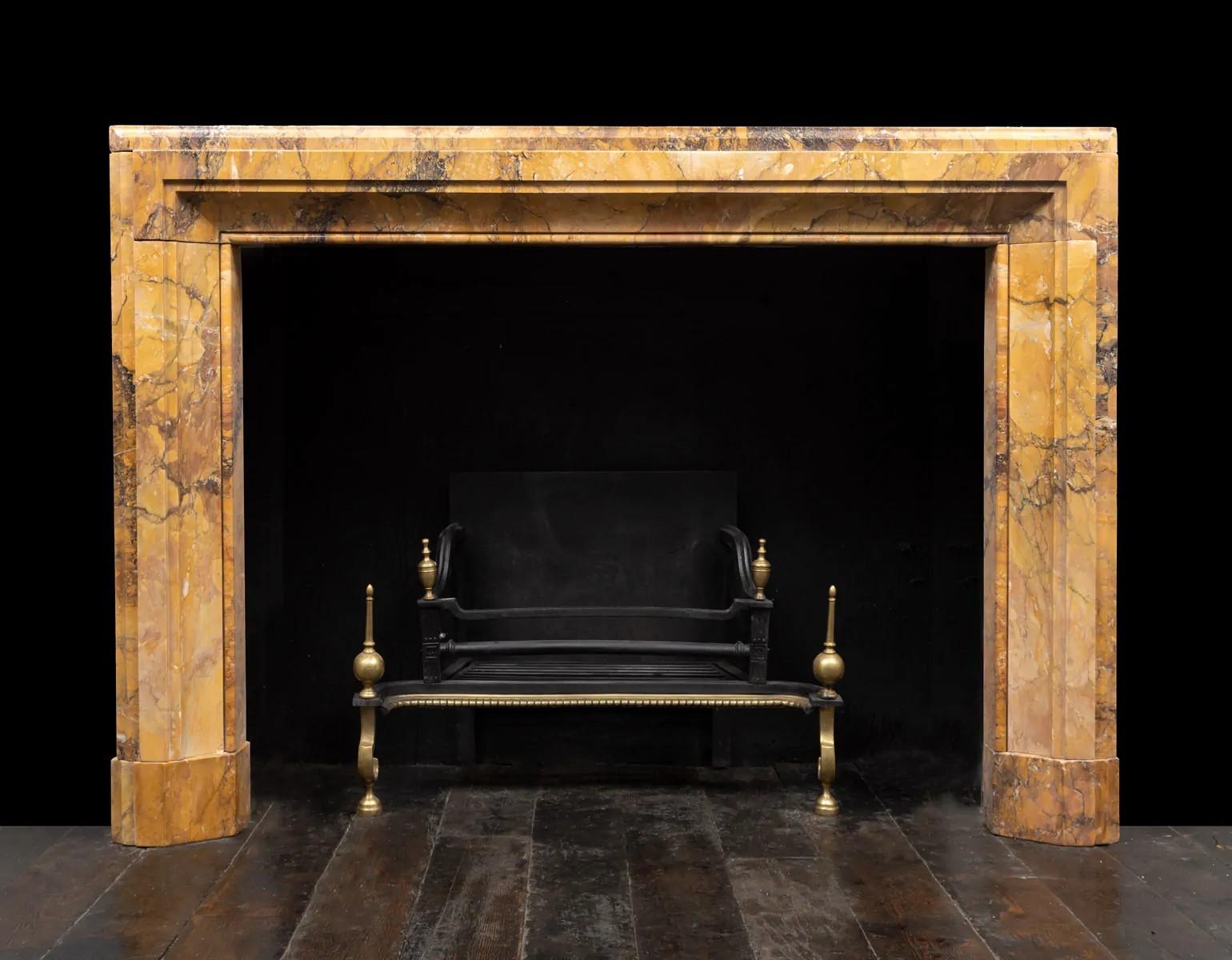 Un grande camino antico in stile cornice a bolo in marmo di Siena risalente alla metà del XIX secolo
Realizzato con il colore più ricco del marmo Convent Sienna, un marmo semi-prezioso e molto ricercato. 

Provenienza: Clanbrassil Terrace, Cultra,