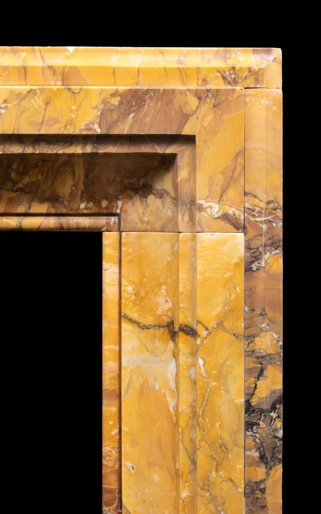 Neobarocco Un grande camino antico in marmo di Siena con cornice a forma di bolo in vendita
