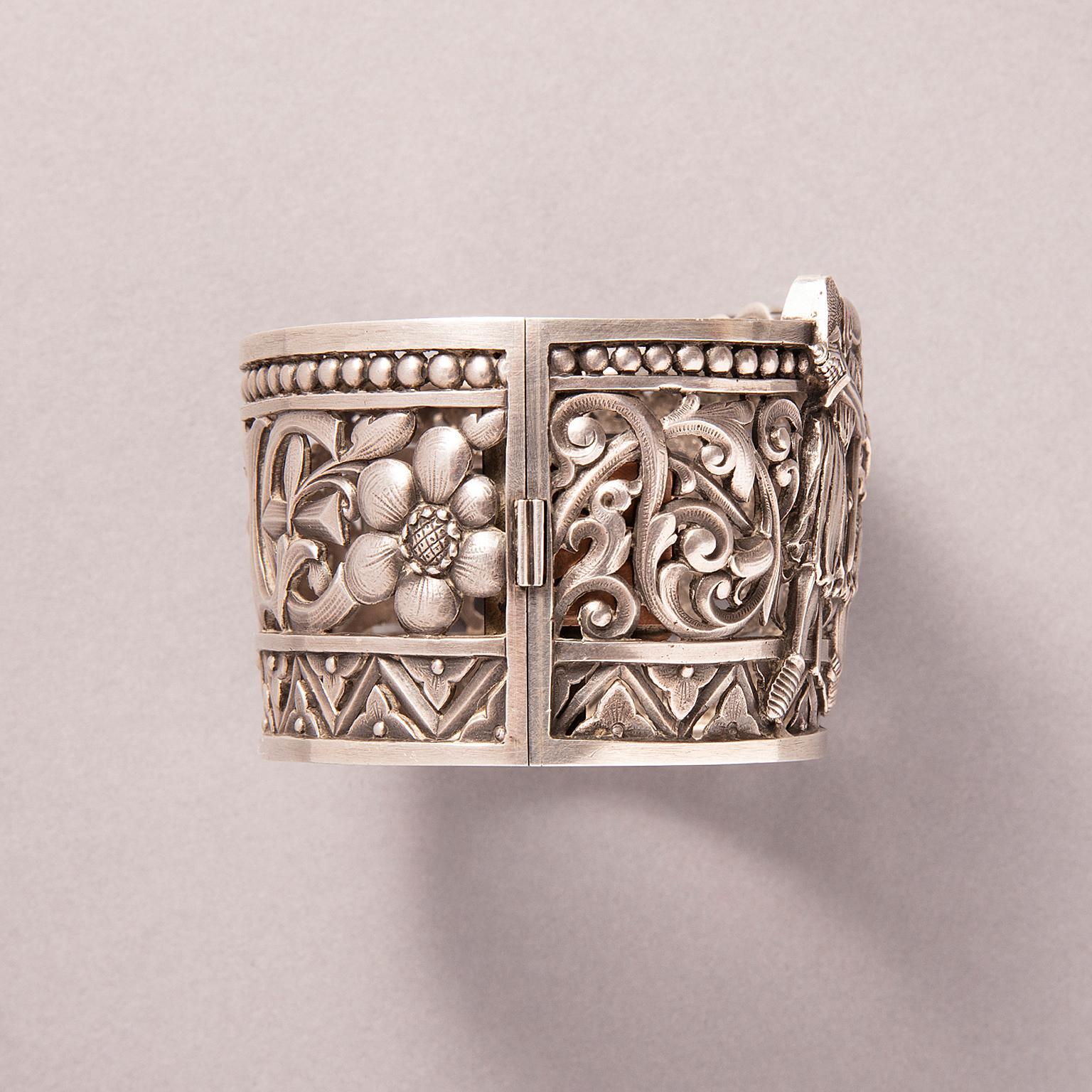 Un grande bracciale neogotico in argento antico con il nome Adèle In condizioni buone in vendita a Amsterdam, NL