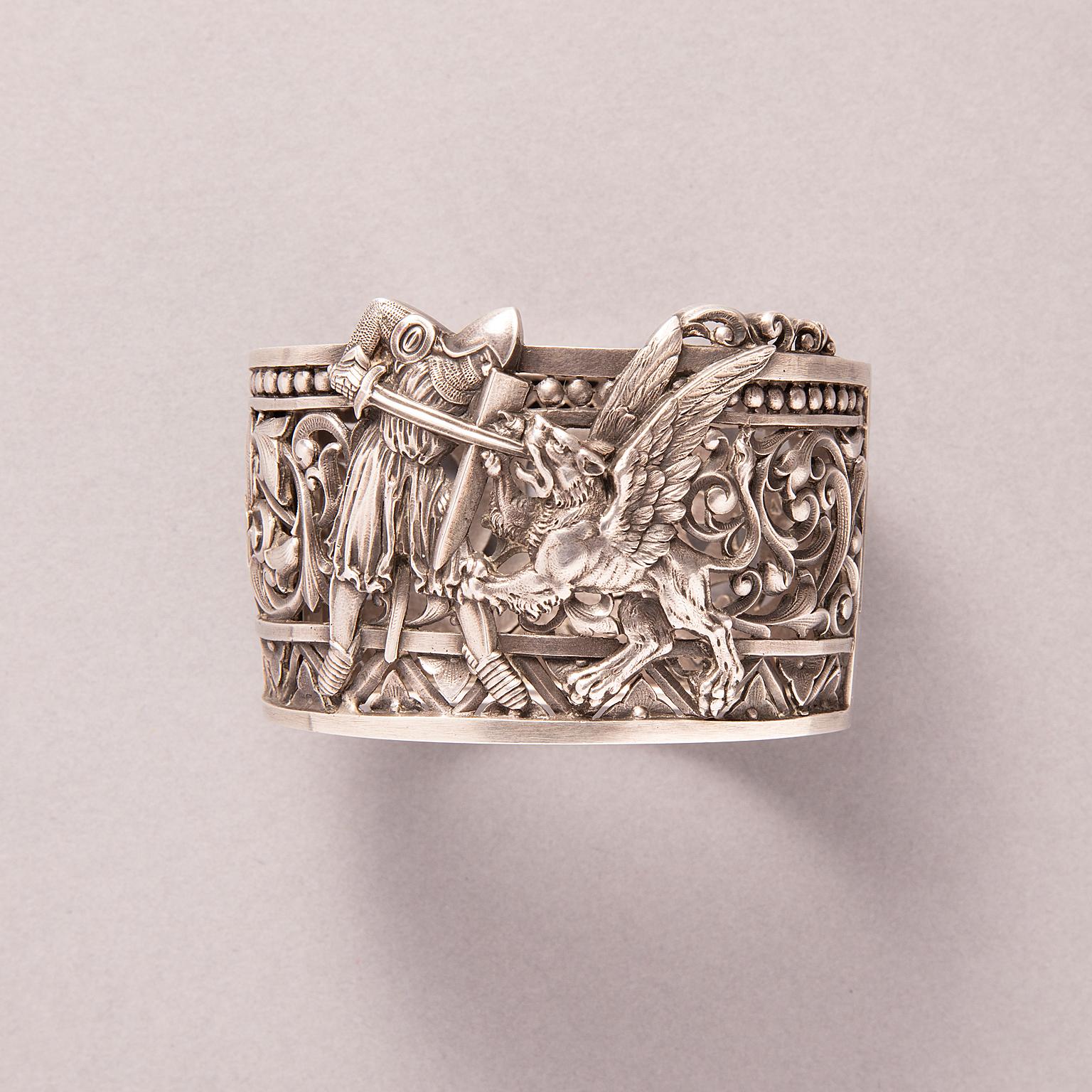 da uomo o donna Un grande bracciale neogotico in argento antico con il nome Adèle in vendita