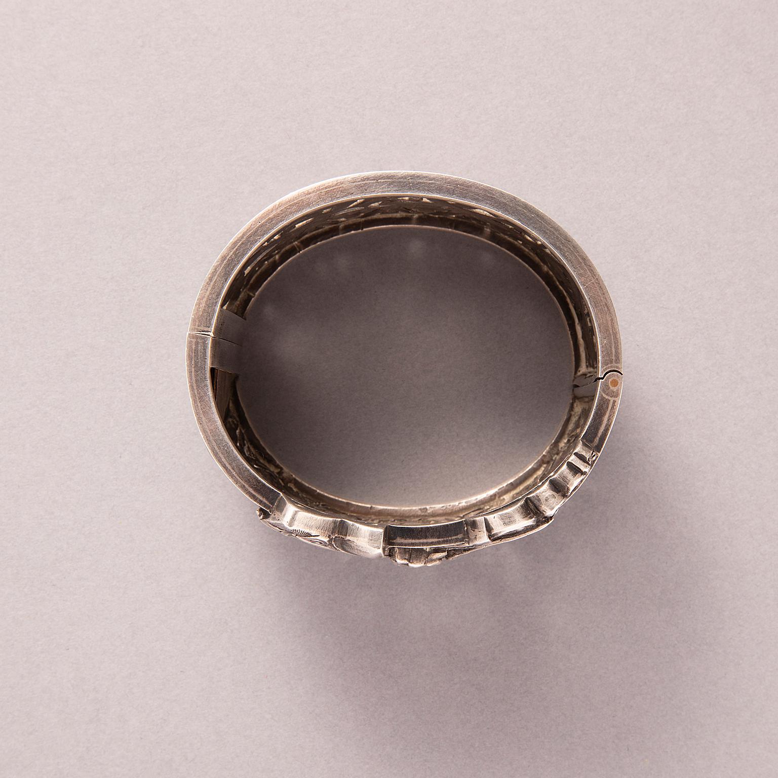 Un grande bracciale neogotico in argento antico con il nome Adèle in vendita 1