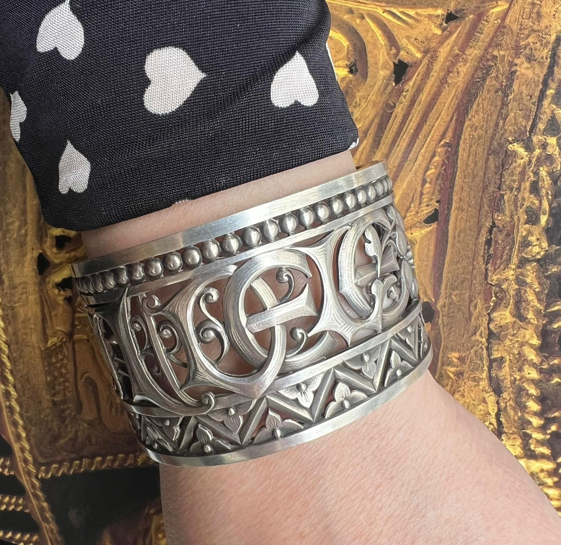 Un grande bracciale neogotico in argento antico con il nome Adèle in vendita 2