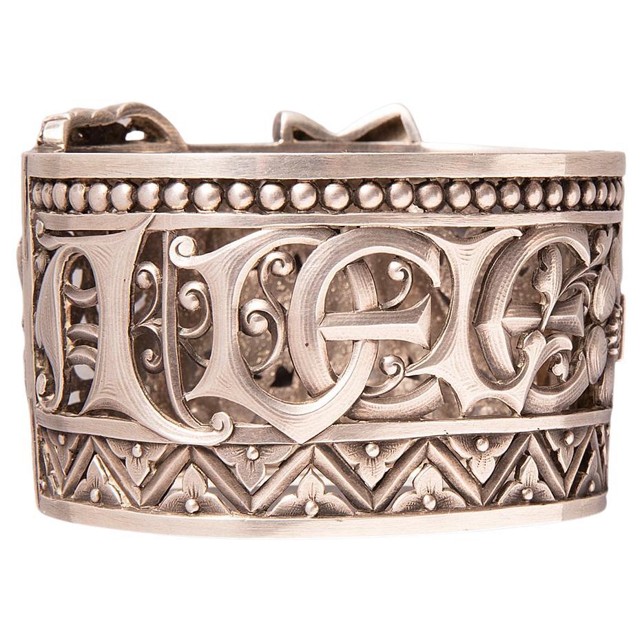 Un grande bracciale neogotico in argento antico con il nome Adèle in vendita